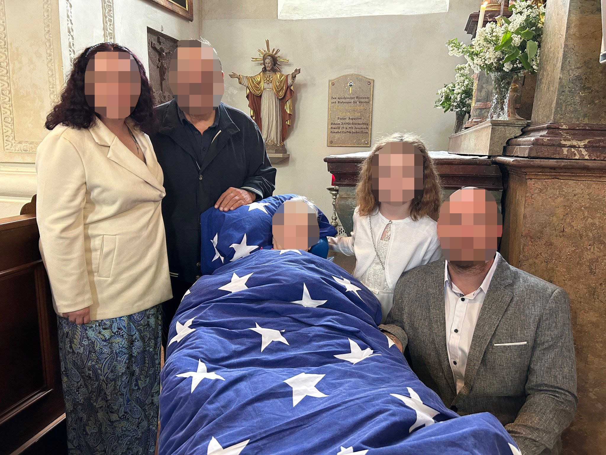 Die betagte Frau durfte bei der Erstkommunion ihrer geliebten Enkeltochter dabei sein.