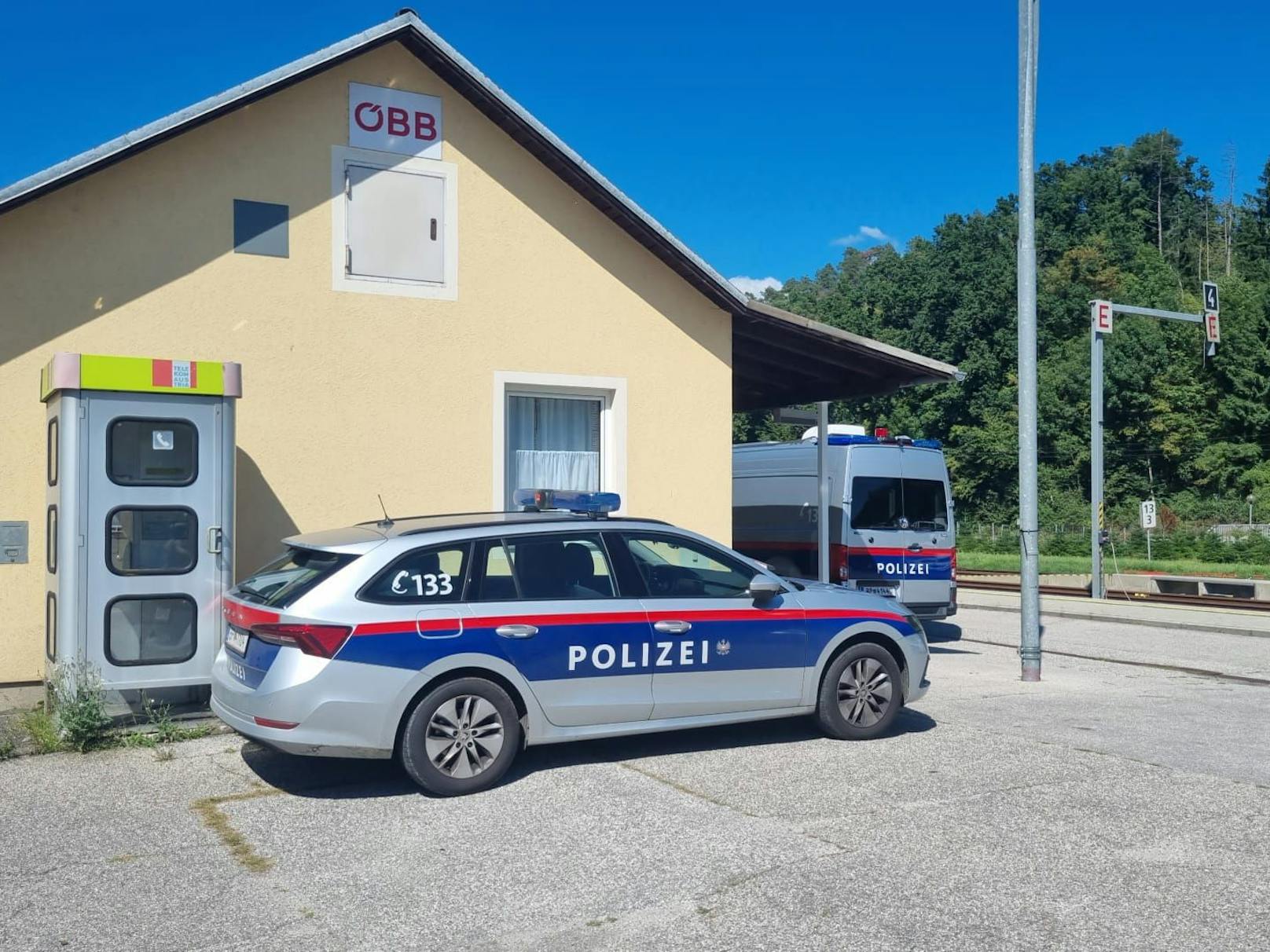 Die Polizei wartet am Bahnhof Rottenegg im Mühlkreis (Bez. Urfahr-Umgebung).