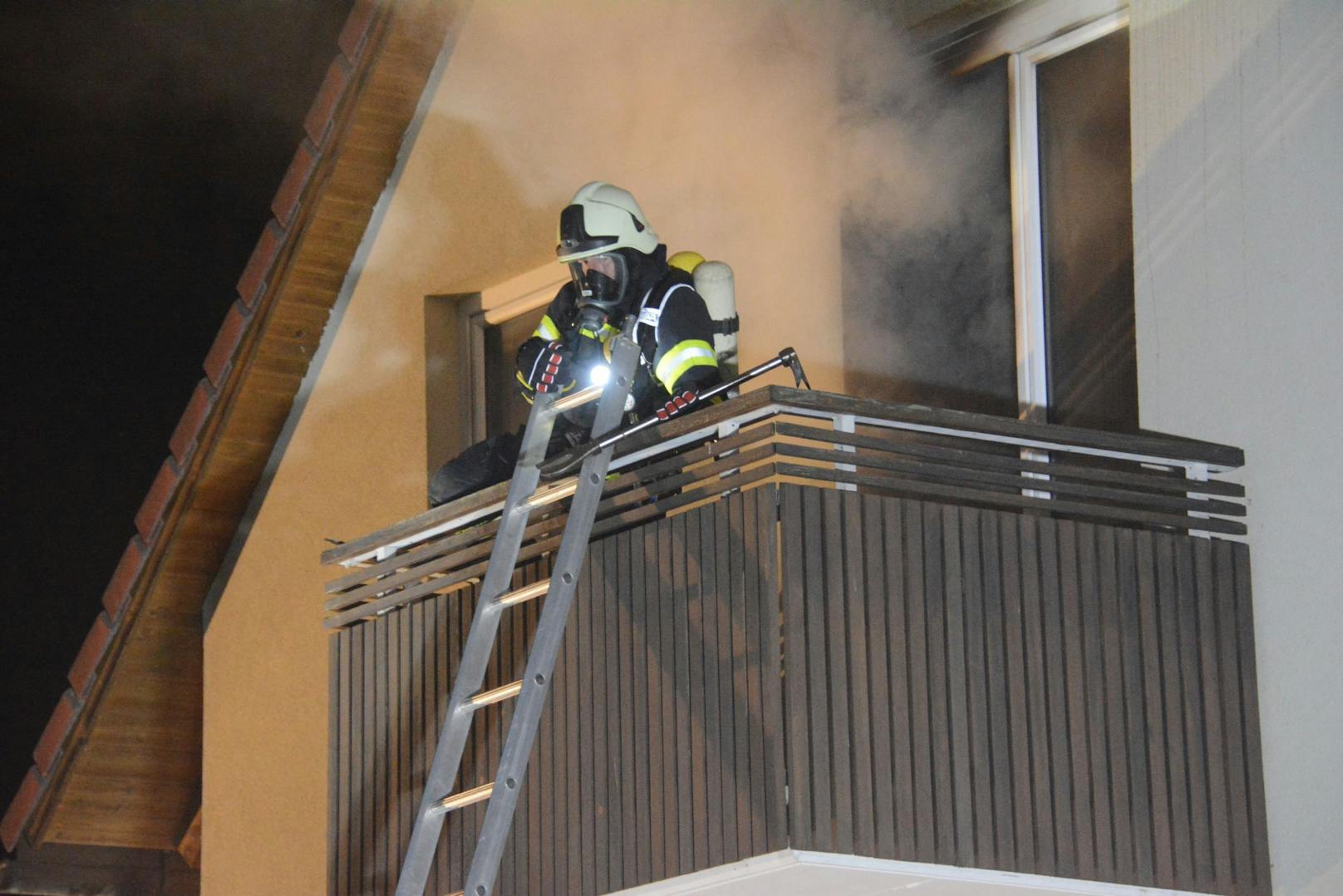 Insgesamt sieben Feuerwehren wurden Montag um 02:30 Uhr zu einem Brand in Vorderweißenbach alarmiert. Aus unbekannter Ursache ist in einer Wohnung eines Mehrparteienhaus ein Feuer ausgebrochen.