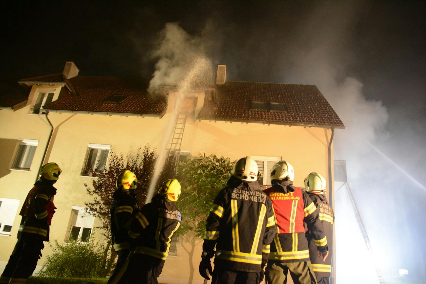 Insgesamt sieben Feuerwehren wurden Montag um 02:30 Uhr zu einem Brand in Vorderweißenbach alarmiert. Aus unbekannter Ursache ist in einer Wohnung eines Mehrparteienhaus ein Feuer ausgebrochen.