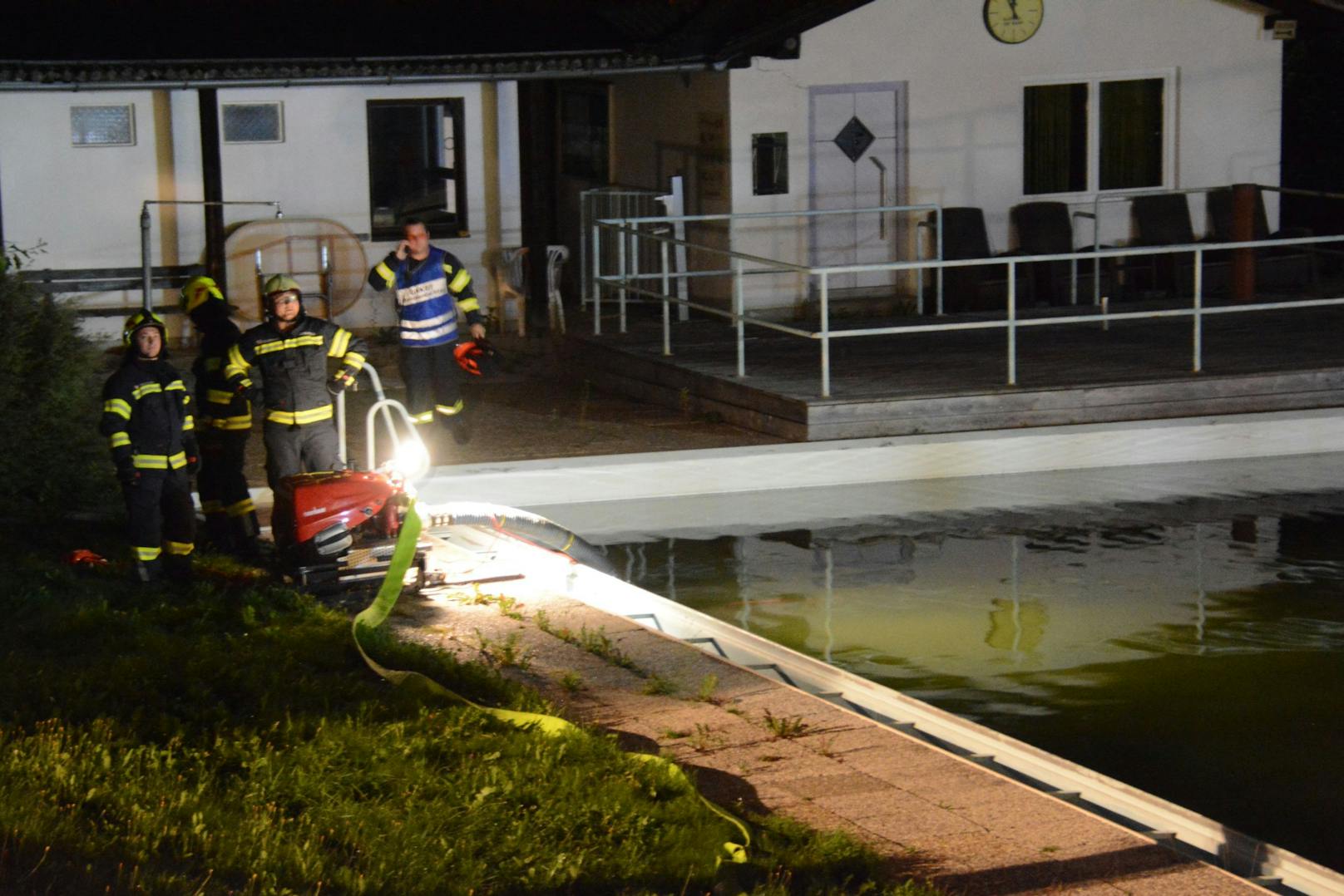 Insgesamt sieben Feuerwehren wurden Montag um 02:30 Uhr zu einem Brand in Vorderweißenbach alarmiert. Aus unbekannter Ursache ist in einer Wohnung eines Mehrparteienhaus ein Feuer ausgebrochen.