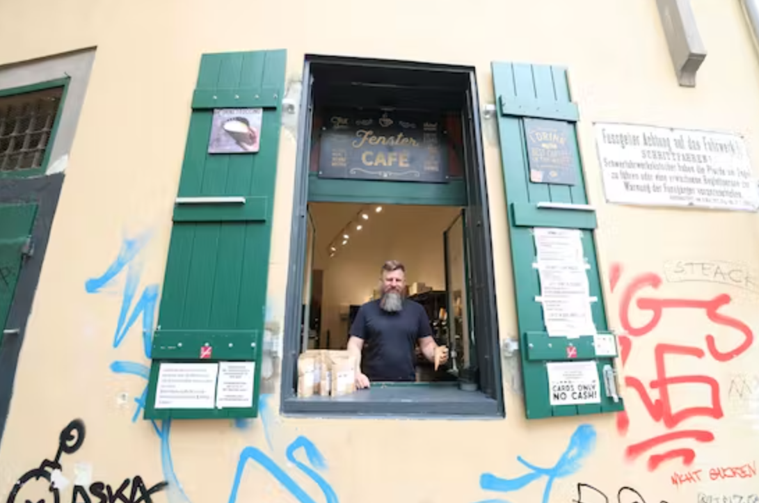 Sasha Iamkovyi (45) betreibt in der Griechengasse am Schwedenplatz (Wien City) das Fenstercafé, dort ist nur Kartenzahlung möglich. Beim Bezahlen werden vom Terminal jetzt automatisch 10 Prozent Trinkgeld vorgeschlagen - wer nicht aktiv widerspricht, unterstützt damit die Mitarbeiter des Cafés.