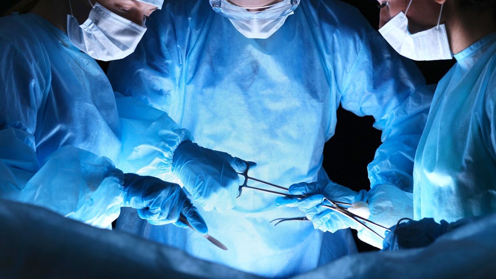 Ärzte unter Druck – Schädeldecke landet bei OP am Boden