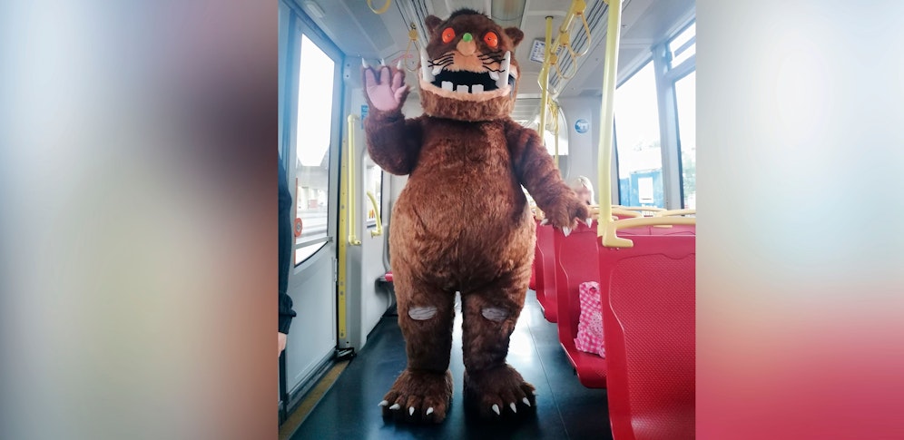Auf viele überraschte Fahrgäste traf der Grüffelo in den Wiener Öffis. Für Buchhändler Johannes Kößler ging es diesmal in die Langobardenstraße.