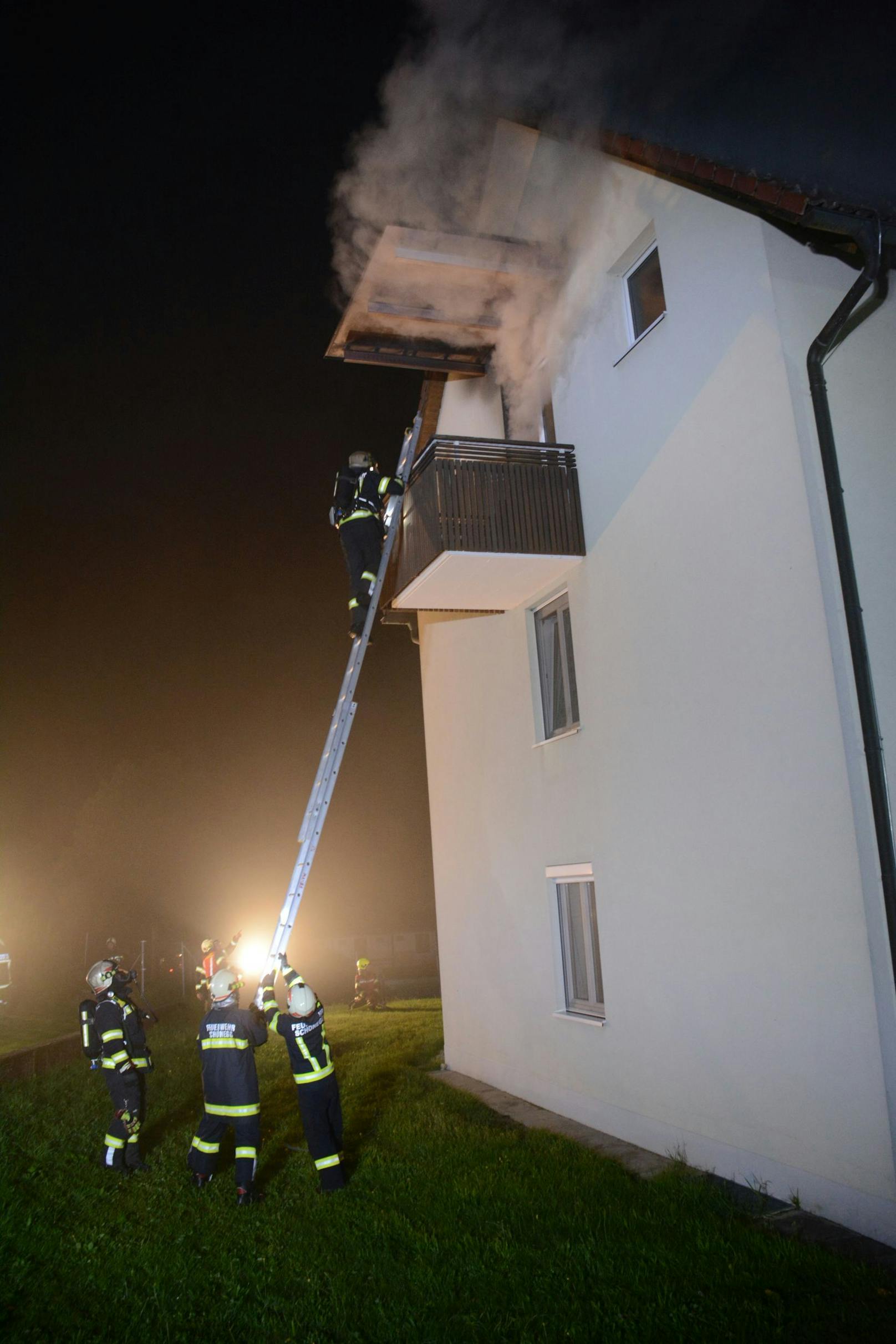 Insgesamt sieben Feuerwehren wurden Montag um 02:30 Uhr zu einem Brand in Vorderweißenbach alarmiert. Aus unbekannter Ursache ist in einer Wohnung eines Mehrparteienhaus ein Feuer ausgebrochen.
