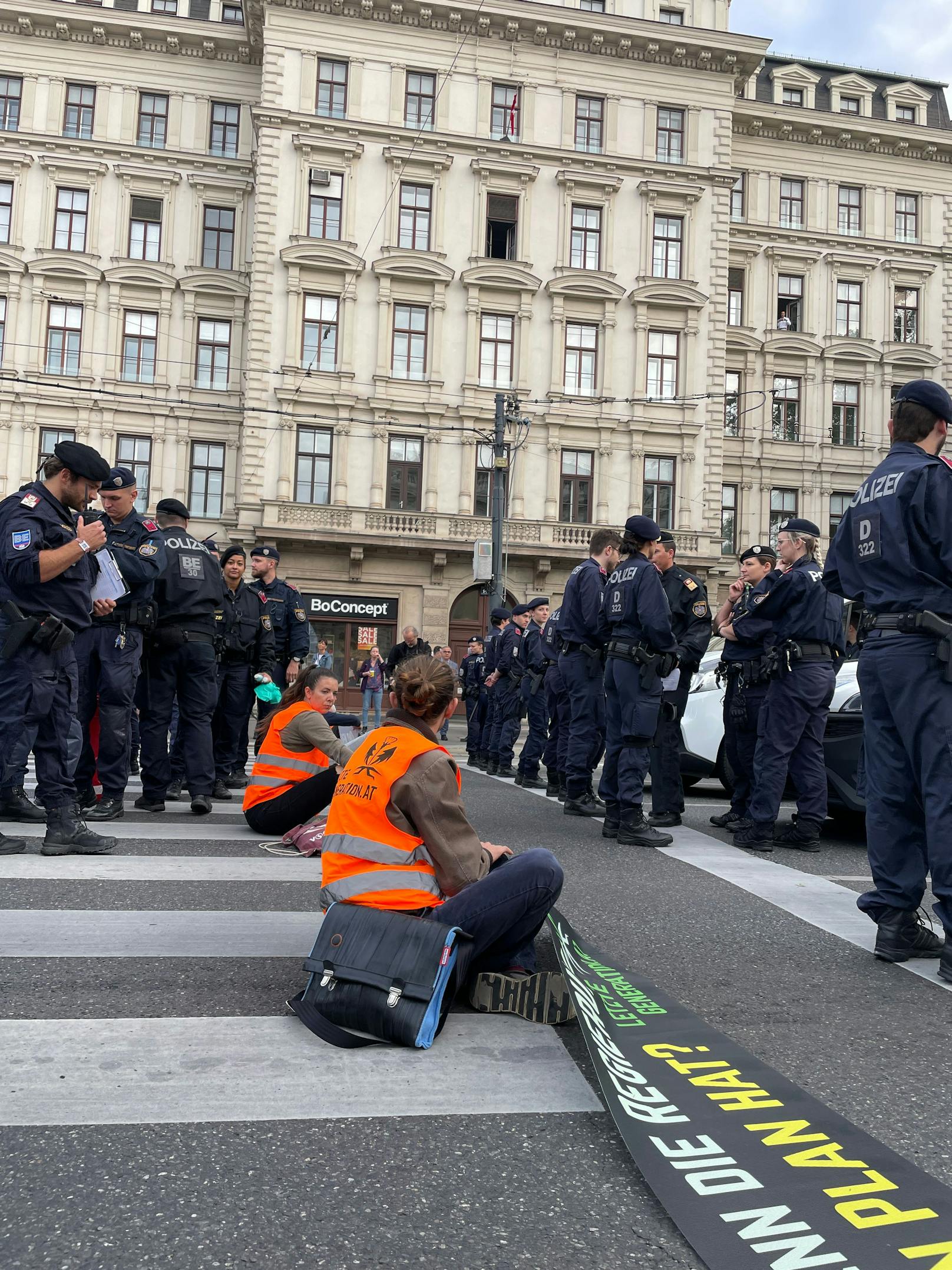 Passend zum Schulstart blockieren die Aktivisten die Straßen Wiens.