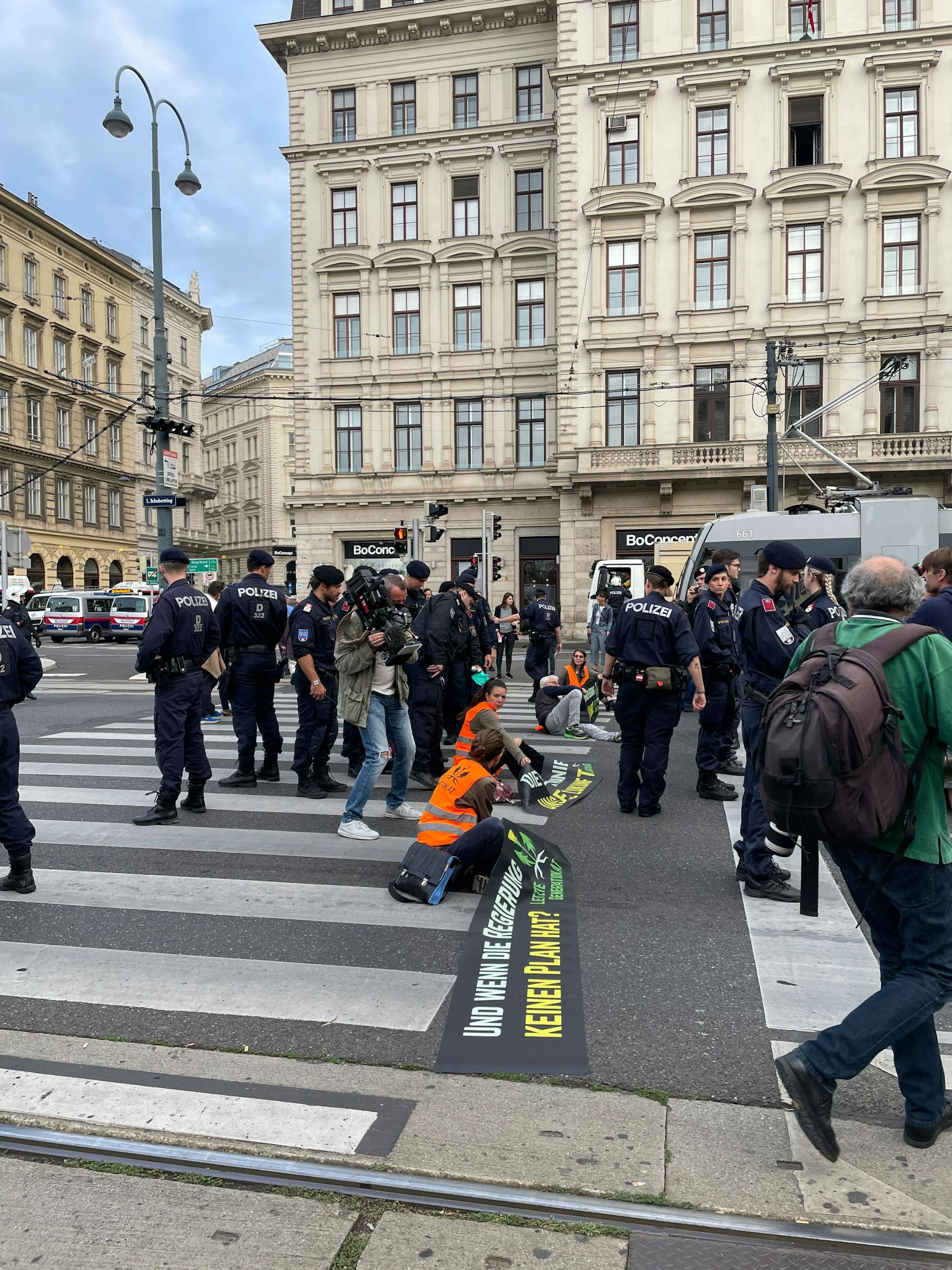 Klimakleber sorgen für Chaos in Wien.