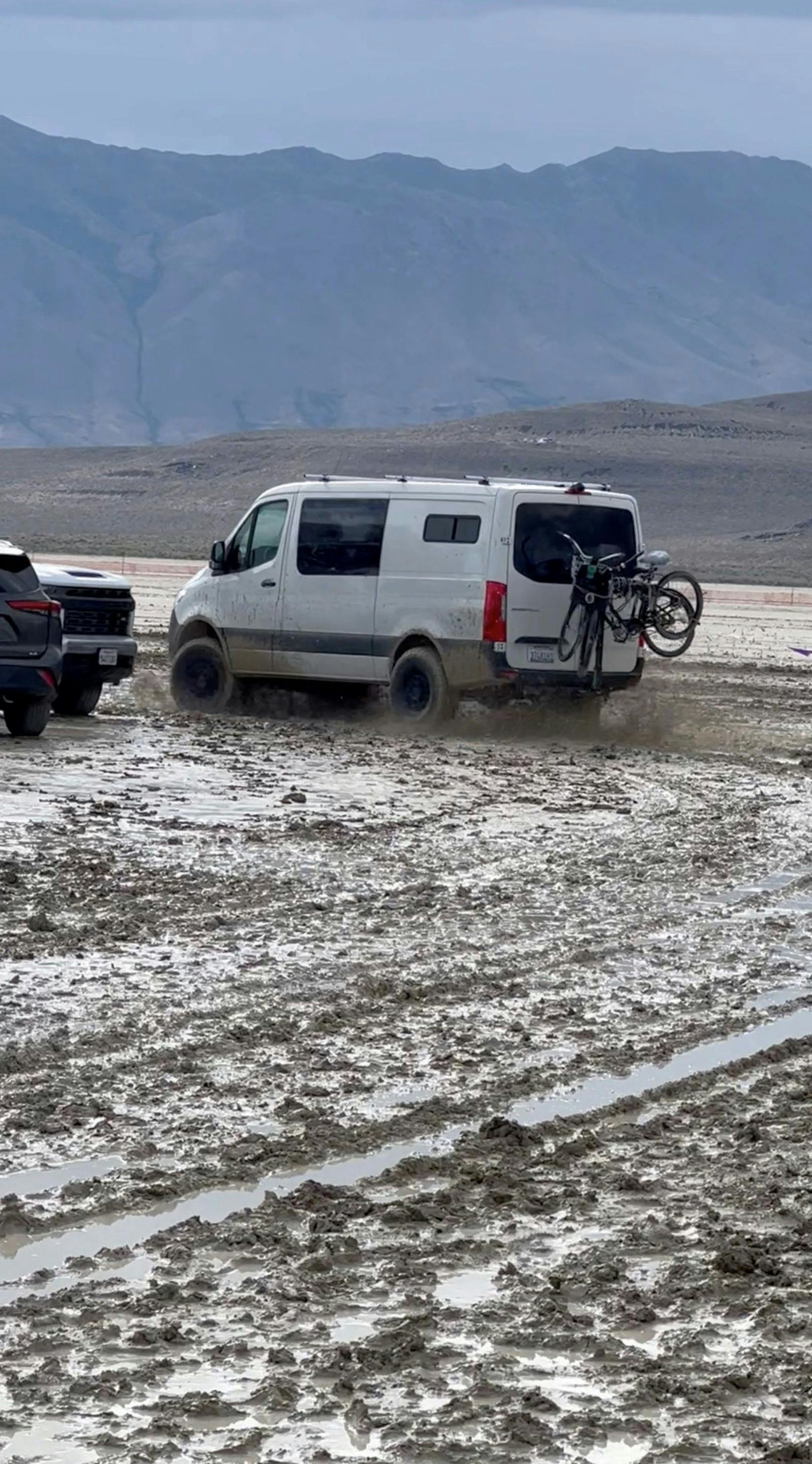 Regen-Chaos – erste Fahrzeuge verlassen Burning Man