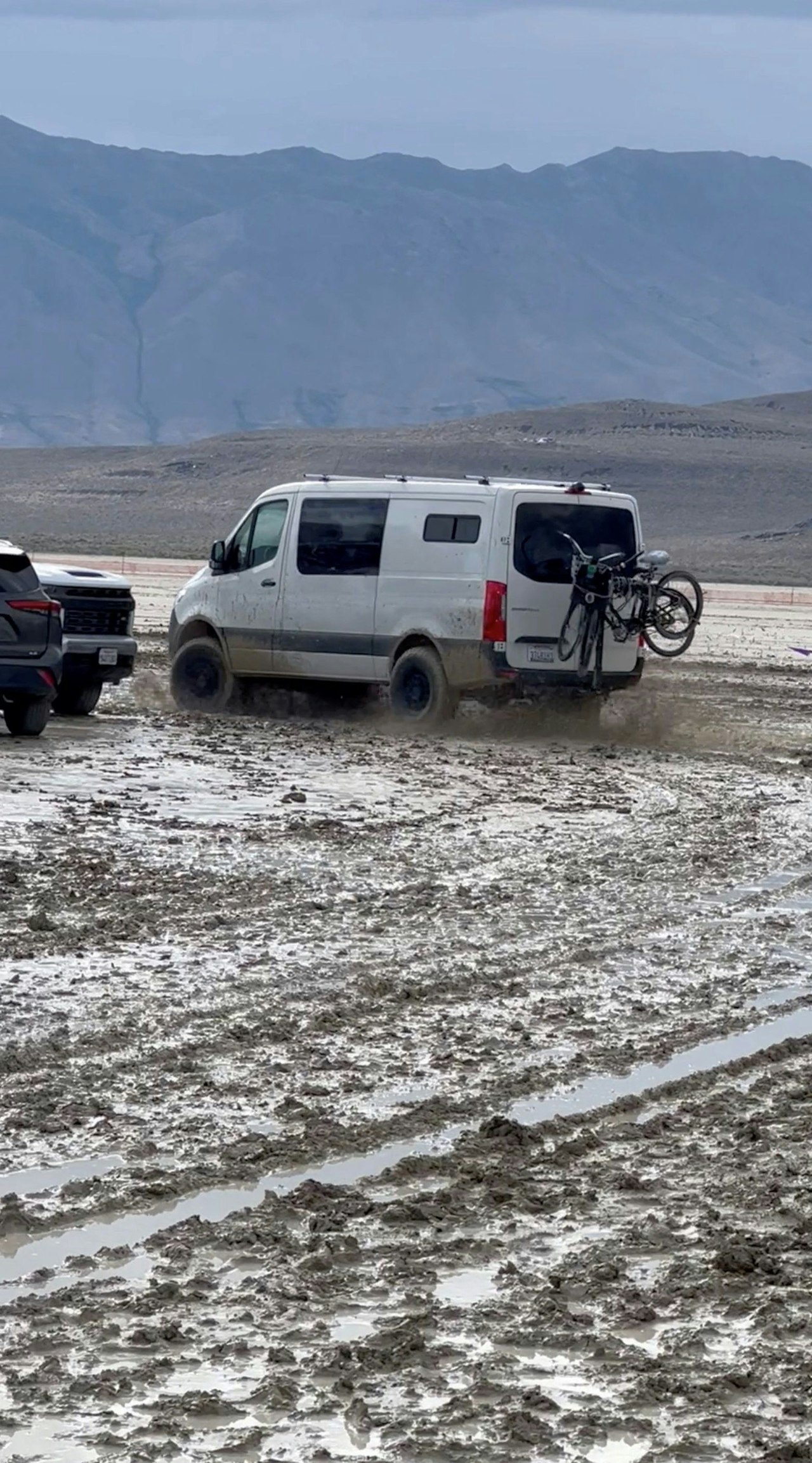 Heute.at - Regen-Chaos – erste Fahrzeuge verlassen Burning Man