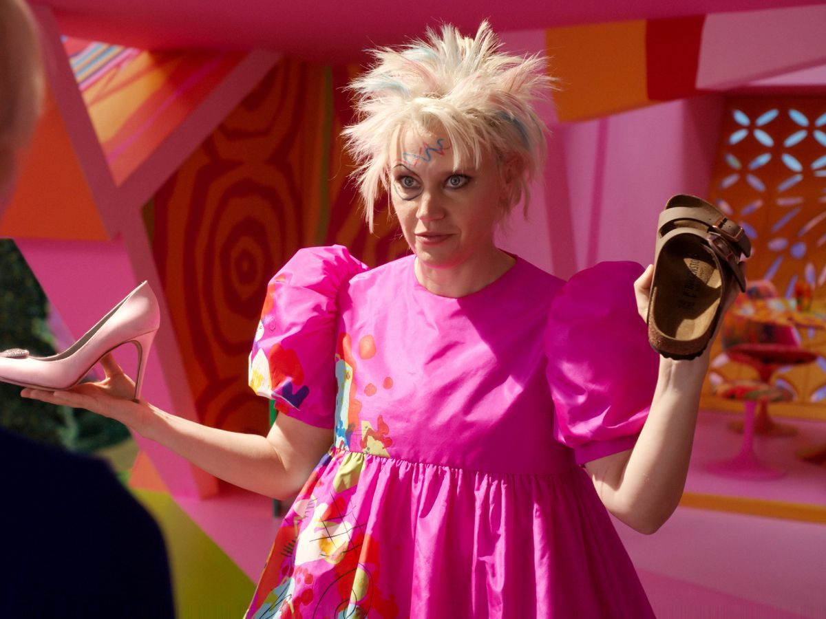 "Weird Barbie" stellt "Barbie" vor die Wahl.