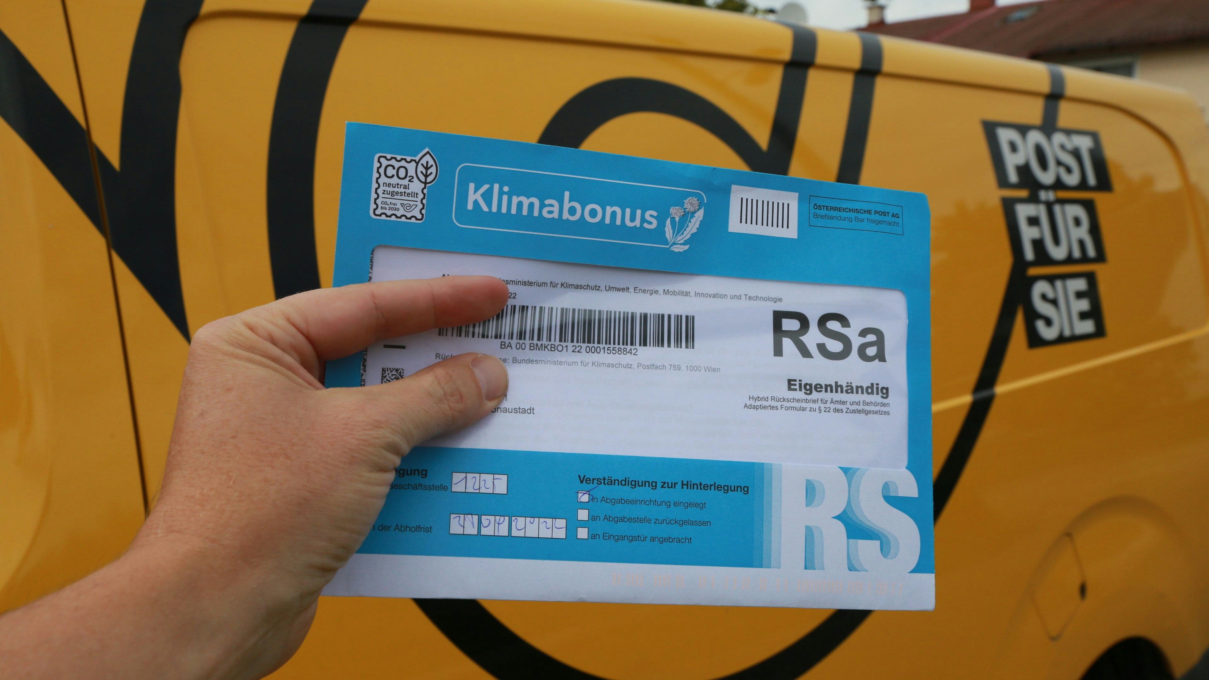 Download von www.picturedesk.com am 05.09.2023 (14:09).  KLIMABONUS und ANTI TEUERUNGSBONUS Wien, 28. 09. 2022 Klimabonus Gutscheine von SODEXO RSA Brief per Post Copyright Karl Schöndorfer TOPPRESS - 20220928_PD5133 - Rechteinfo: Rights Managed (RM)