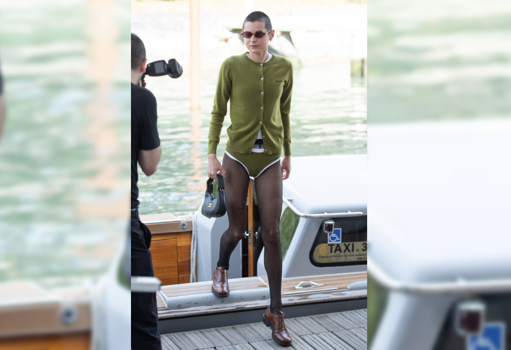 Emma Corrin mit ihrem Unterhosen-Look an den Filmfestspielen von Venedig.