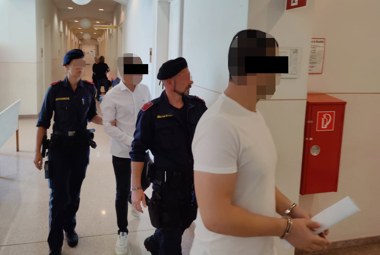 Heute.at - Schulden! Brüder schleppten für 10.000 Euro 100 Opfer