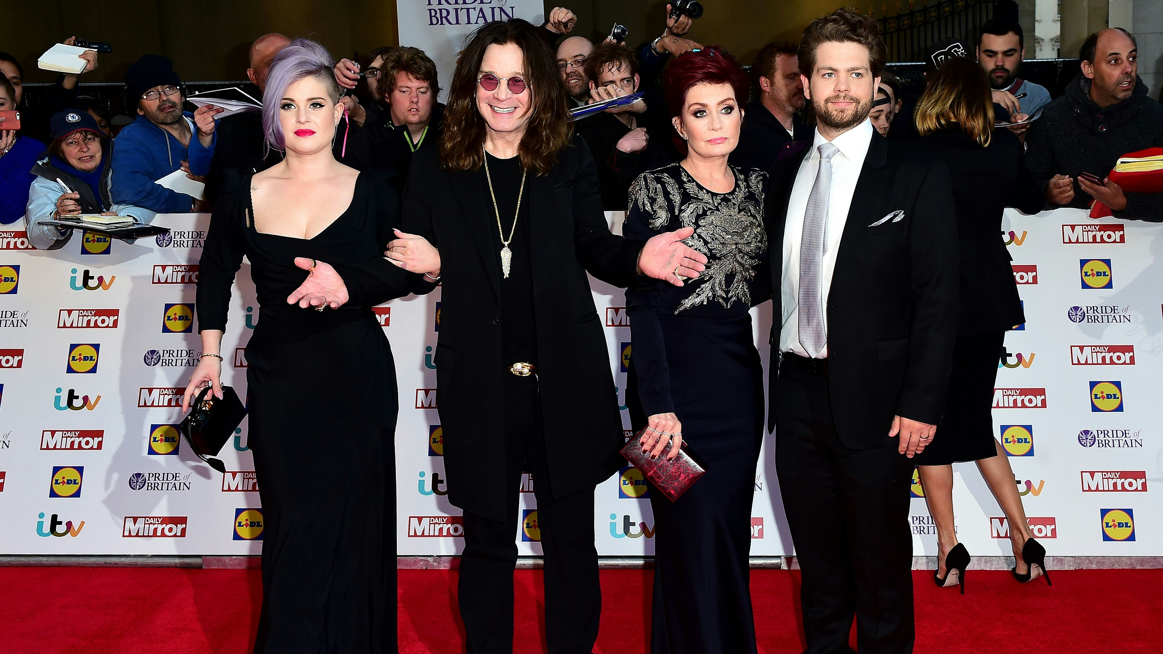 Download von www.picturedesk.com am 05.09.2023 (15:41).  File photo dated 28/09/15 of (left to right) Kelly Osbourne, Ozzy Osbourne, Sharon Osbourne and Jack Osbourne. The family are appearing in a new Really TV series titled The Osbournes Want To Believe, which sees Jack trying to talk his famous parents around into considering that supernatural activity and more may hold some truth. - 20201012_PD0847 - Rechteinfo: Rights Managed (RM)