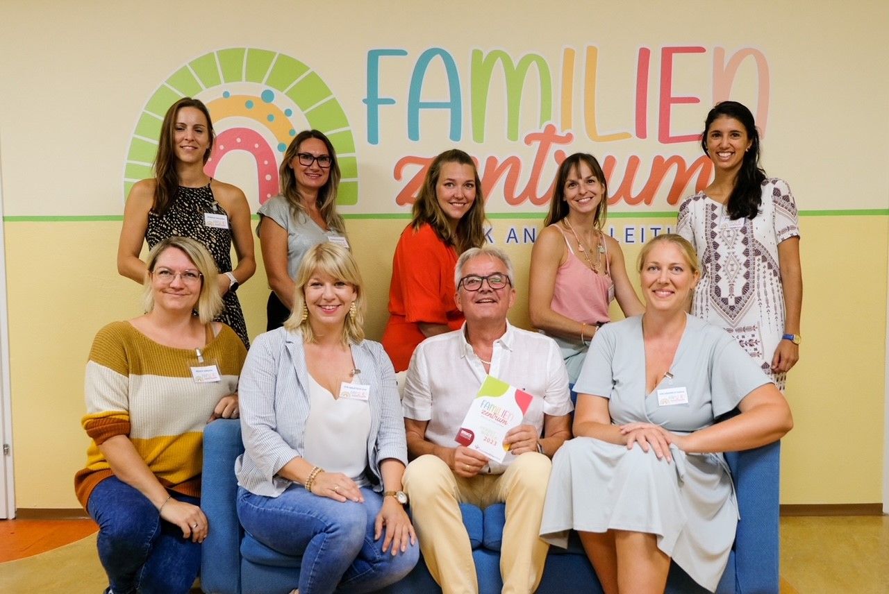 BGM, STRinnen und die Kursleiterinnen. V.l.n.r. unten: Viktoria Resch, STR Lisa Miletich, BGM Gerhard Weil, STR Sabine Simonich. Oben: Veronika Sewald, Margit Cornelius, Aline Ortner, Judith Baumgartner, Sarah Juschicz