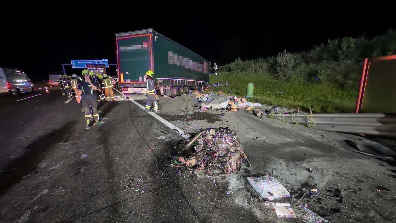 Ein Lkw fuhr auf einen verunfallten Kleintransporter auf. 