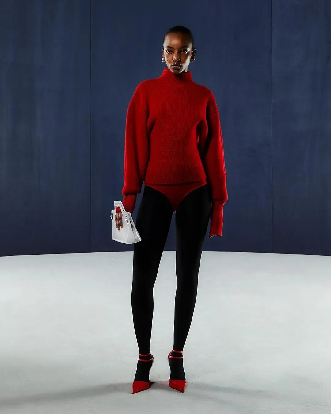 Roter Pulli, rote Hose und rote Pumps bei Ferragamo.