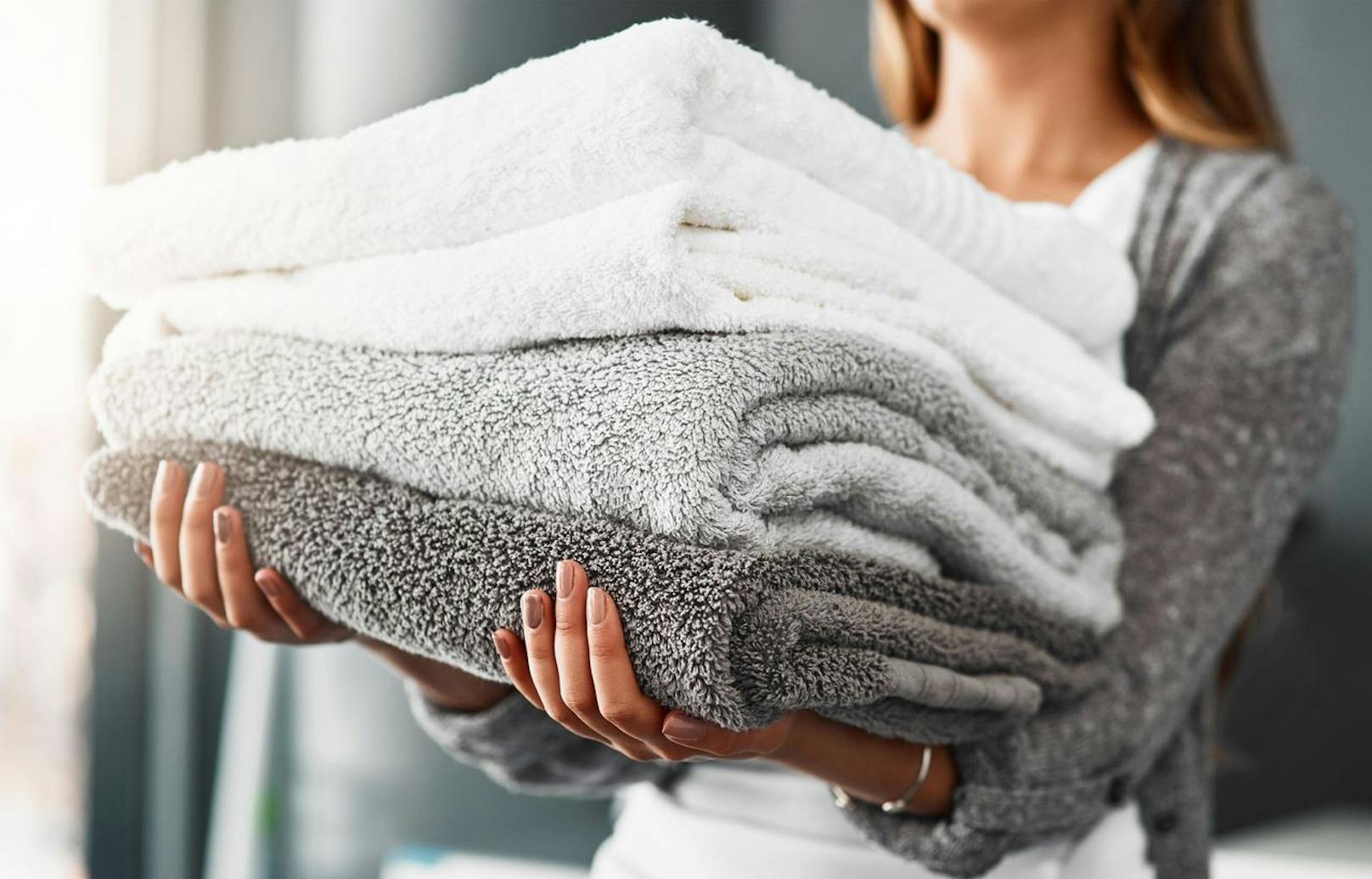 Selbst in frisch gewaschenen Handtüchern tummeln sich 190.000 Bakterien, deren Zahl mit jeder Nutzung zunimmt.
