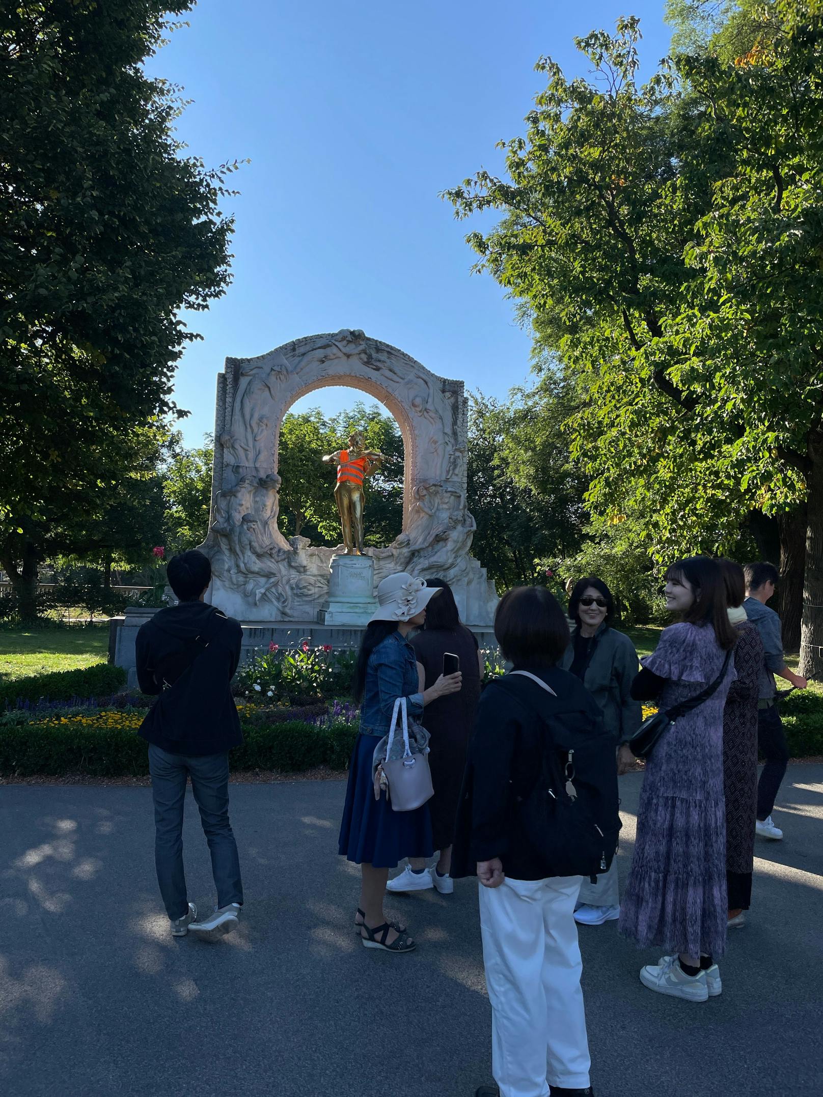 Auch das Johann-Strauss-Denkmal bekam eine Klima-Weste.