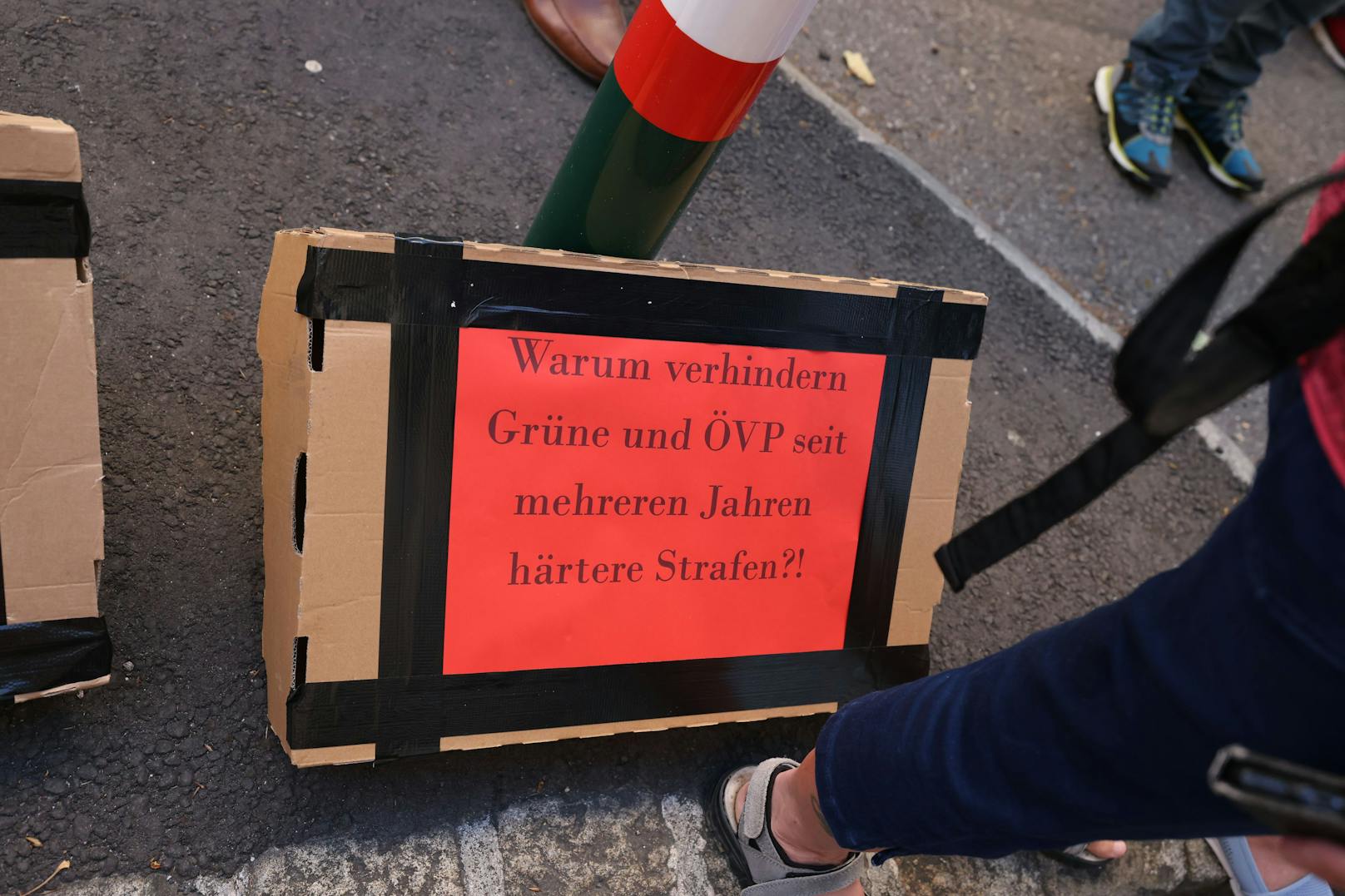 <a data-li-document-ref="100289939" href="https://www.heute.at/s/florian-teichtmeister-prozess-wien-kinder-pornografie-100289939">Florian Teichtmeister</a> wird am Dienstag in Wien der Prozess gemacht. Vor dem Landesgericht haben sich bereits zahlreiche Demonstranten versammelt.