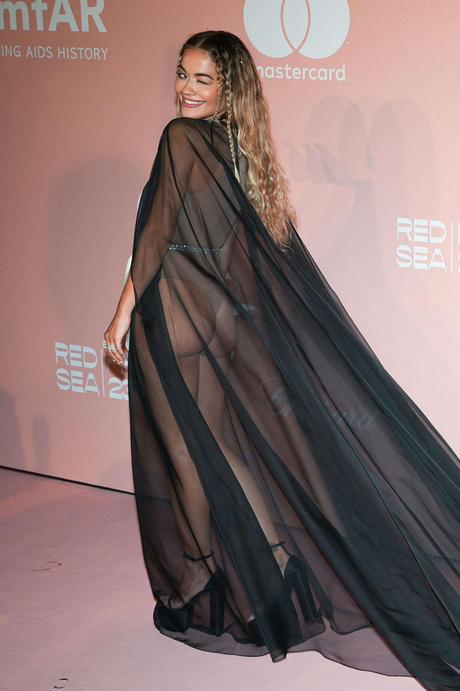 Nackt? Rita Ora sorgt in Venedig für Aufsehen