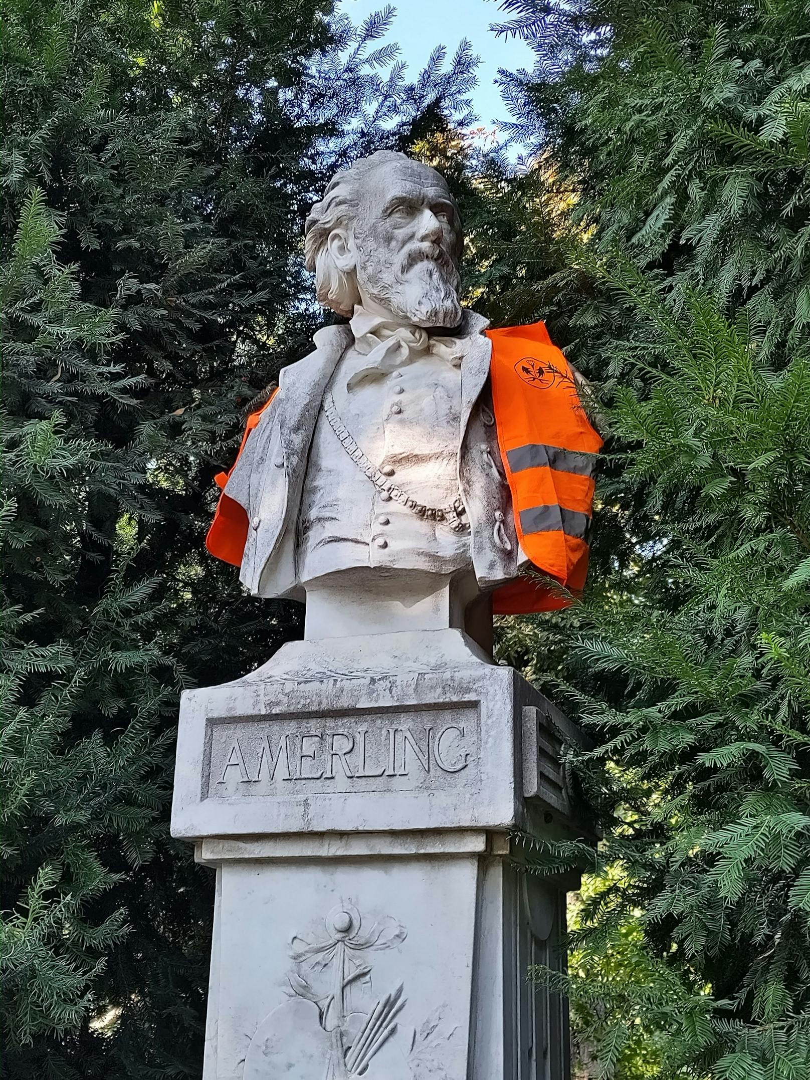 Dort zogen die Klima-Kleber mehreren Statuen eine Warnweste über.