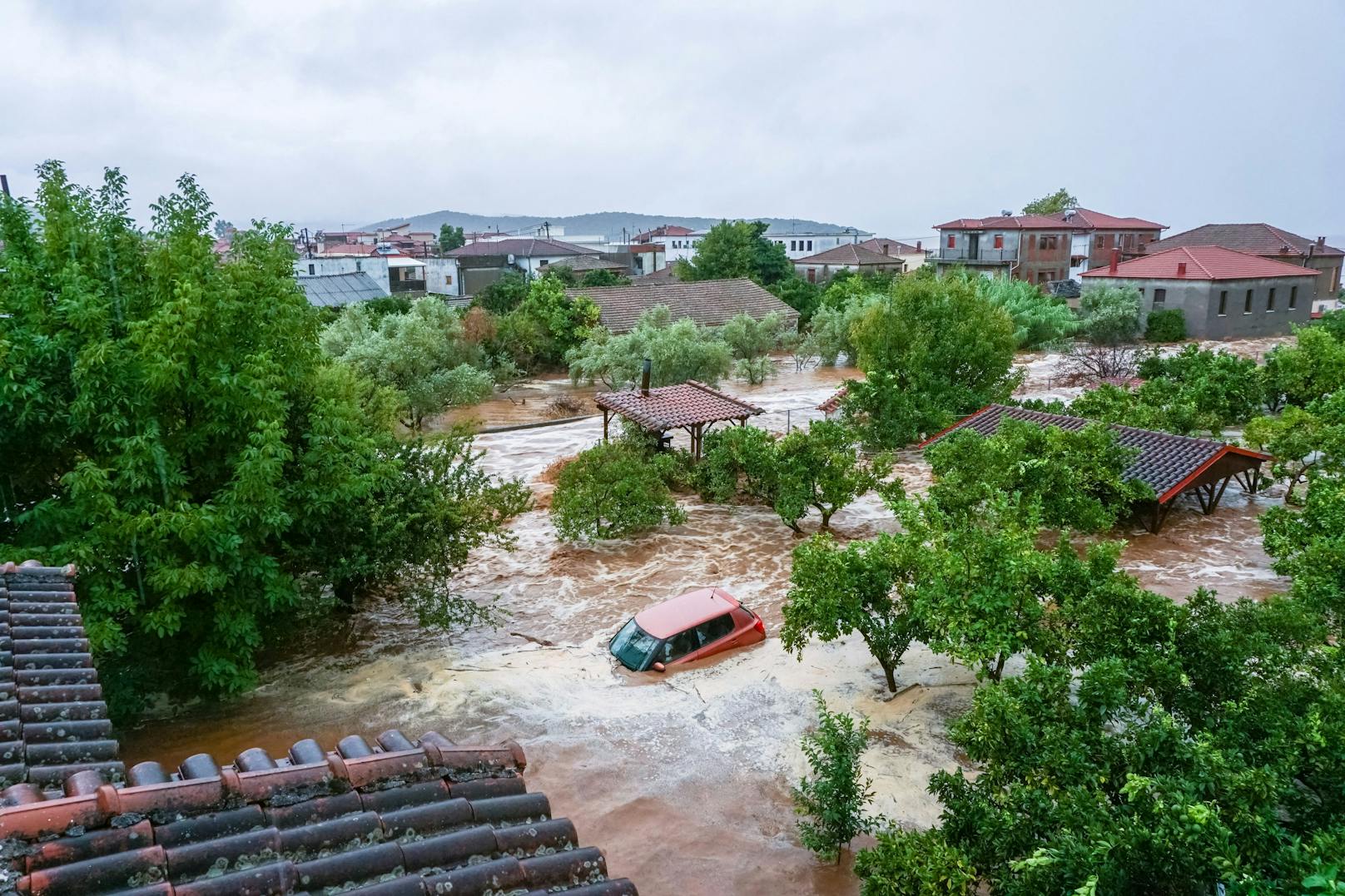 Bei der Flutkatastrophe in Griechenland kamen mehrere Menschen ums Leben, viele verloren ihr Zuhause.