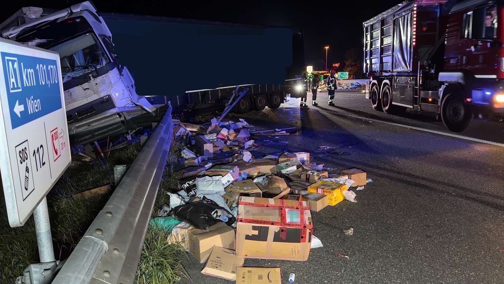 Hunderte Pakete lagen auf der A1 verstreut.