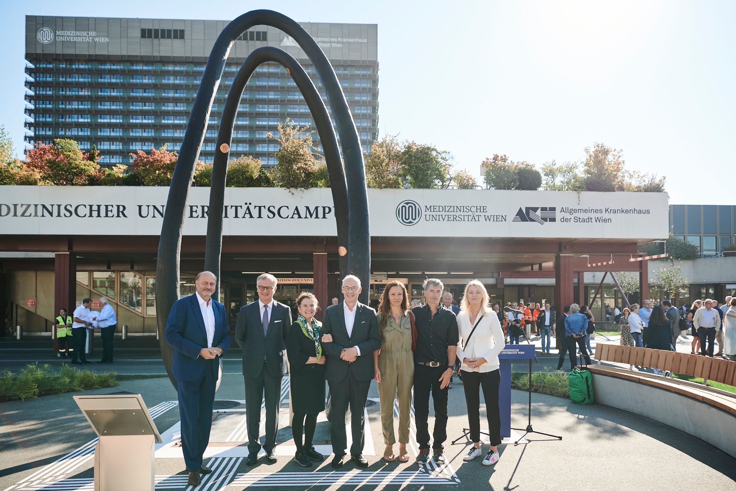 Universitätsklinikum-Direktor Herwig Wetzlinger, Rektor Markus Müller, Gerda Essl, Martin Essl, Künstlerin Nora Ruzsics, Künstler Emmerich Weissenberger und Barbara Essl