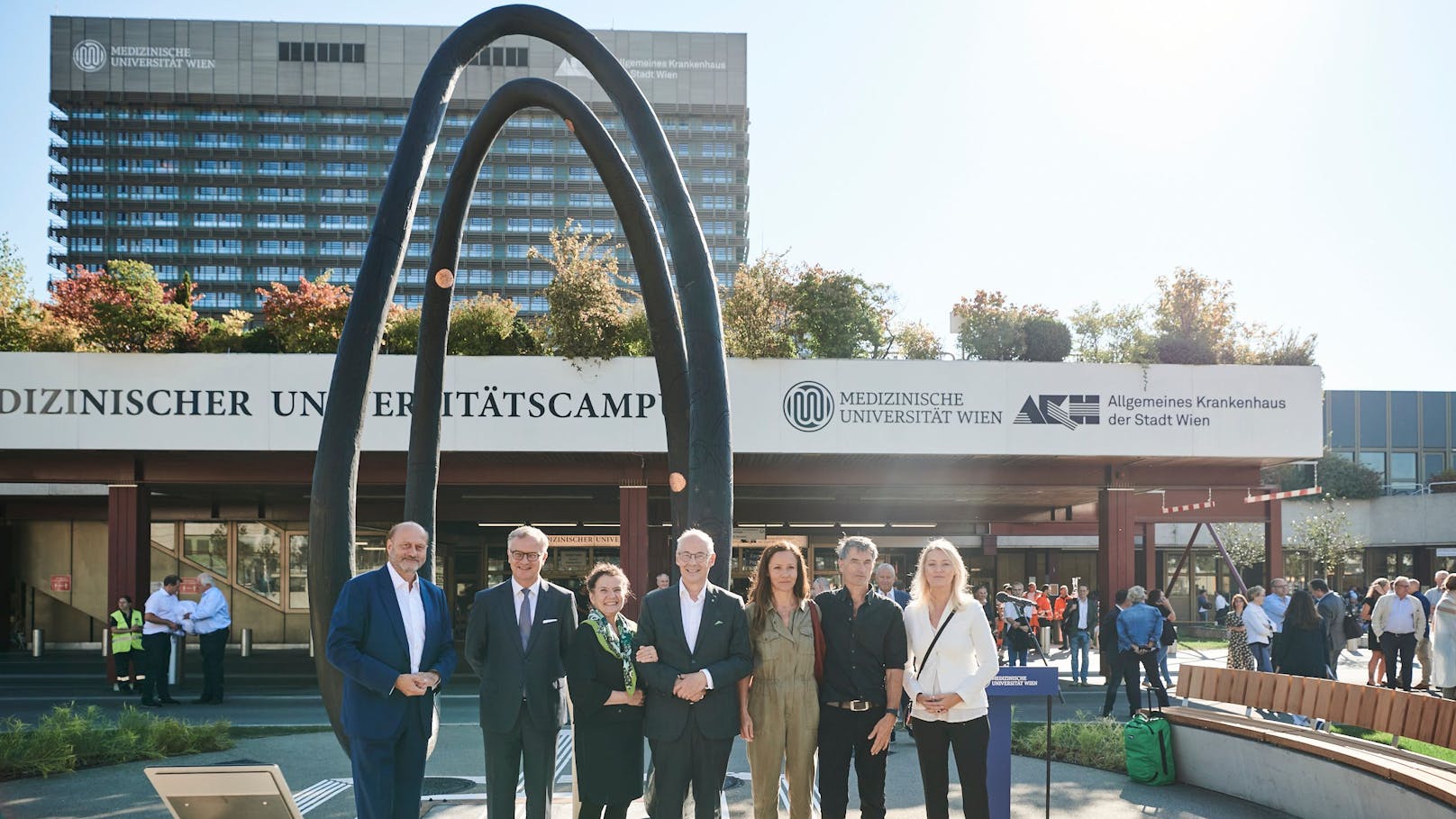 Universitätsklinikum-Direktor Herwig Wetzlinger, Rektor Markus Müller, Gerda Essl, Martin Essl, Künstlerin Nora Ruzsics, Künstler Emmerich Weissenberger und Barbara Essl