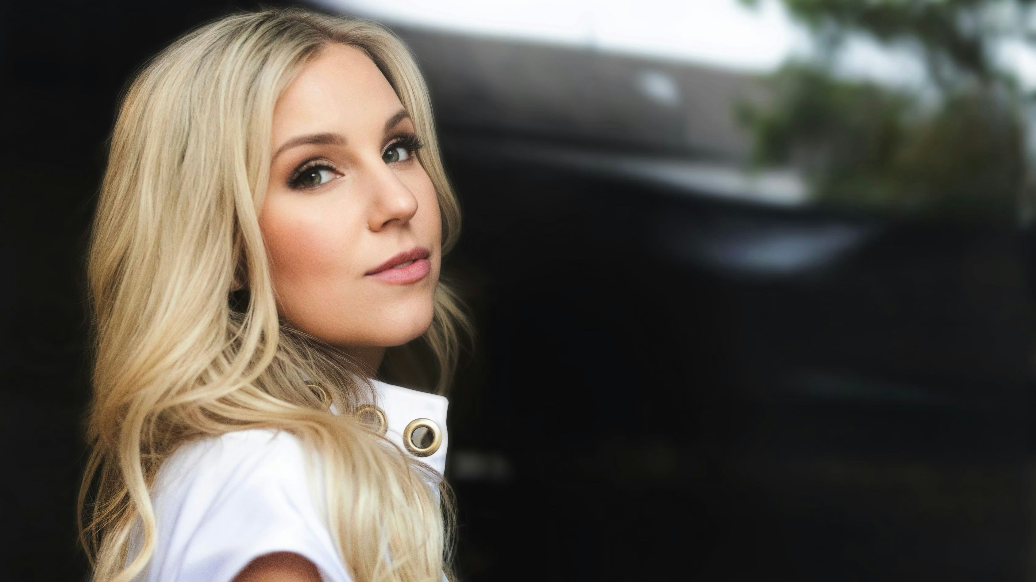 Erschreckende Nachrichten von Natalie Holzner. In einem Interview enthüllt die Sängerin, dass sie von einem Stalker belästigt wurde.