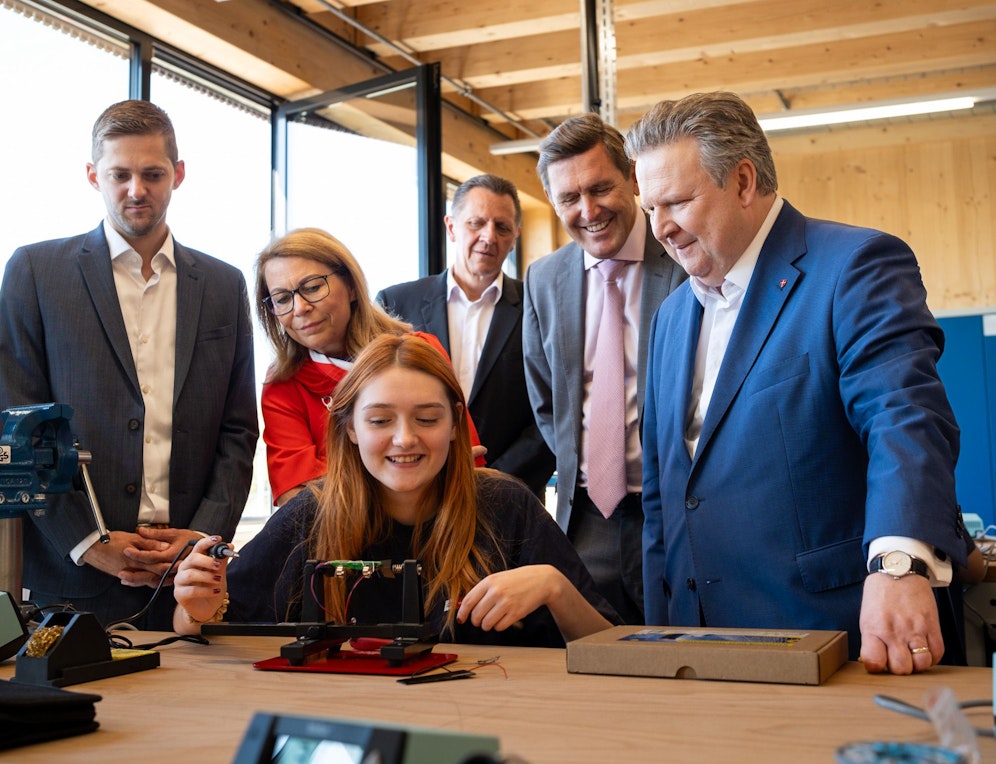 Benjamin Schulz (SPÖ), Wiener Linien Chefin Alexandra Reinagl, Bezirkschef Thomas Steinhart, Öffi-Stadtrat Peter Hanke und Stadtchef Michael Ludwig (alle SPÖ) mit Lehrling Vanessa Domic.