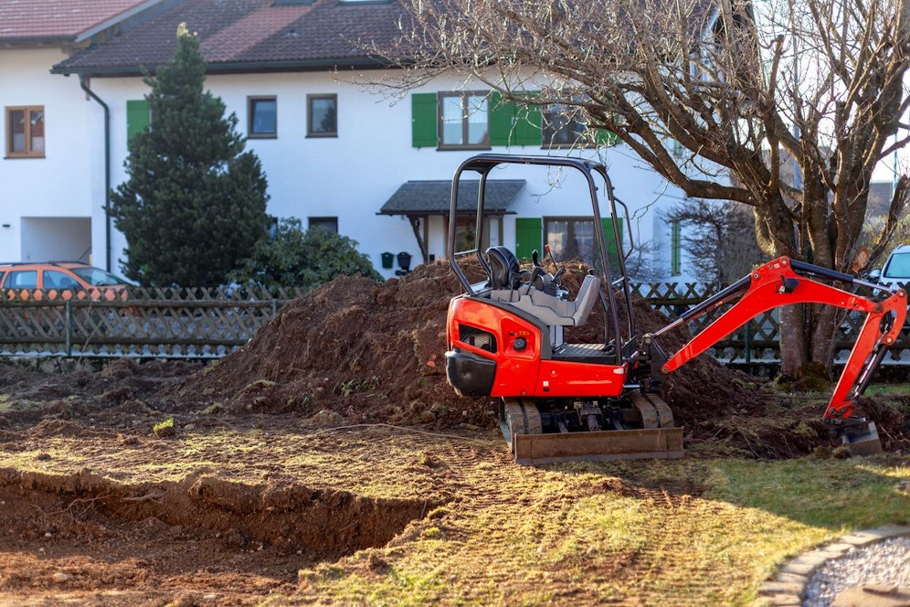 Der Lenker des Minibaggers übersah einen herannahenden Linienbus – es kam zur Kollision. Symbolbild.