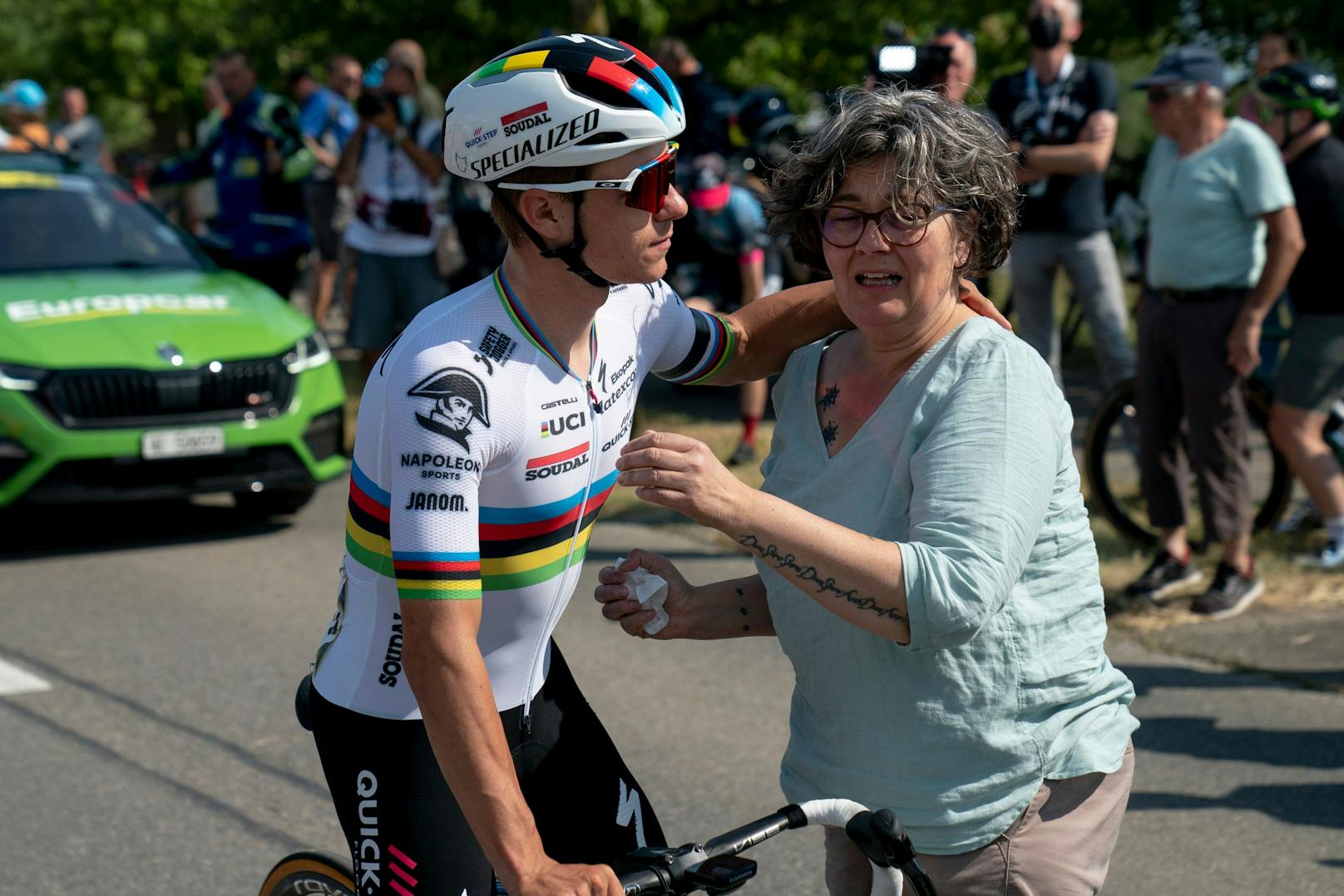 Sandra Mäder (r.) kurz nach dem Tod von ihrem Sohn Gino mit Rad-Star Remco Evenepoel.