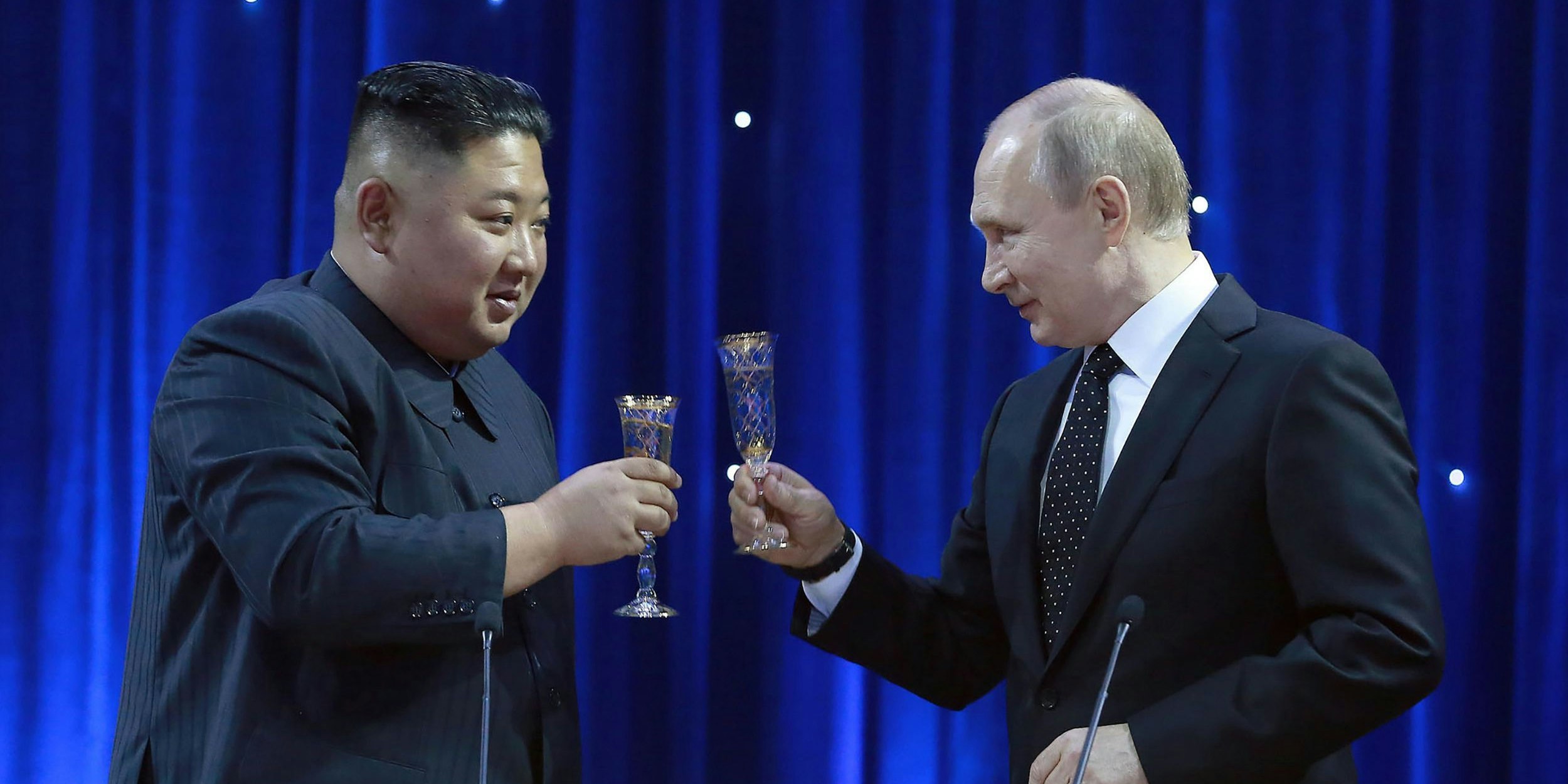 Download von www.picturedesk.com am 05.09.2023 (10:08).  *** SERVICEBILD *** TOPSHOT - This picture taken on April 25, 2019 and released by North Korea's official Korean Central News Agency (KCNA) on April 26 shows Russian President Vladimir Putin (R) and North Korean leader Kim Jong Un attending a reception following their talks at the Far Eastern Federal University campus on Russky island in the far-eastern Russian port of Vladivostok. (Photo by KCNA VIA KNS / KCNA VIA KNS / AFP) / South Korea OUT / REPUBLIC OF KOREA OUT ---EDITORS NOTE--- RESTRICTED TO EDITORIAL USE - MANDATORY CREDIT "AFP PHOTO/KCNA VIA KNS" - NO MARKETING NO ADVERTISING CAMPAIGNS - DISTRIBUTED AS A SERVICE TO CLIENTS.THIS PICTURE WAS MADE AVAILABLE BY A THIRD PARTY. AFP CAN NOT INDEPENDENTLY VERIFY THE AUTHENTICITY, LOCATION, DATE AND CONTENT OF THIS IMAGE. / - 20190426_PD1122 - Rechteinfo: Servicebild (SB) Bei diesem Bild ist PictureDesk ausschließlich technischer Dienstleister und stellt eine technische Bearbeitungsgebühr in Rechnung. PictureDesk ist weder Urheber noch Rechteinhaber. Die Nutzung liegt in alleiniger Verantwortung des Kunden. Nur für redaktionelle Nutzung! Werbliche Nutzung erfordert Freigabe: bitte schicken Sie uns eine Anfrage.