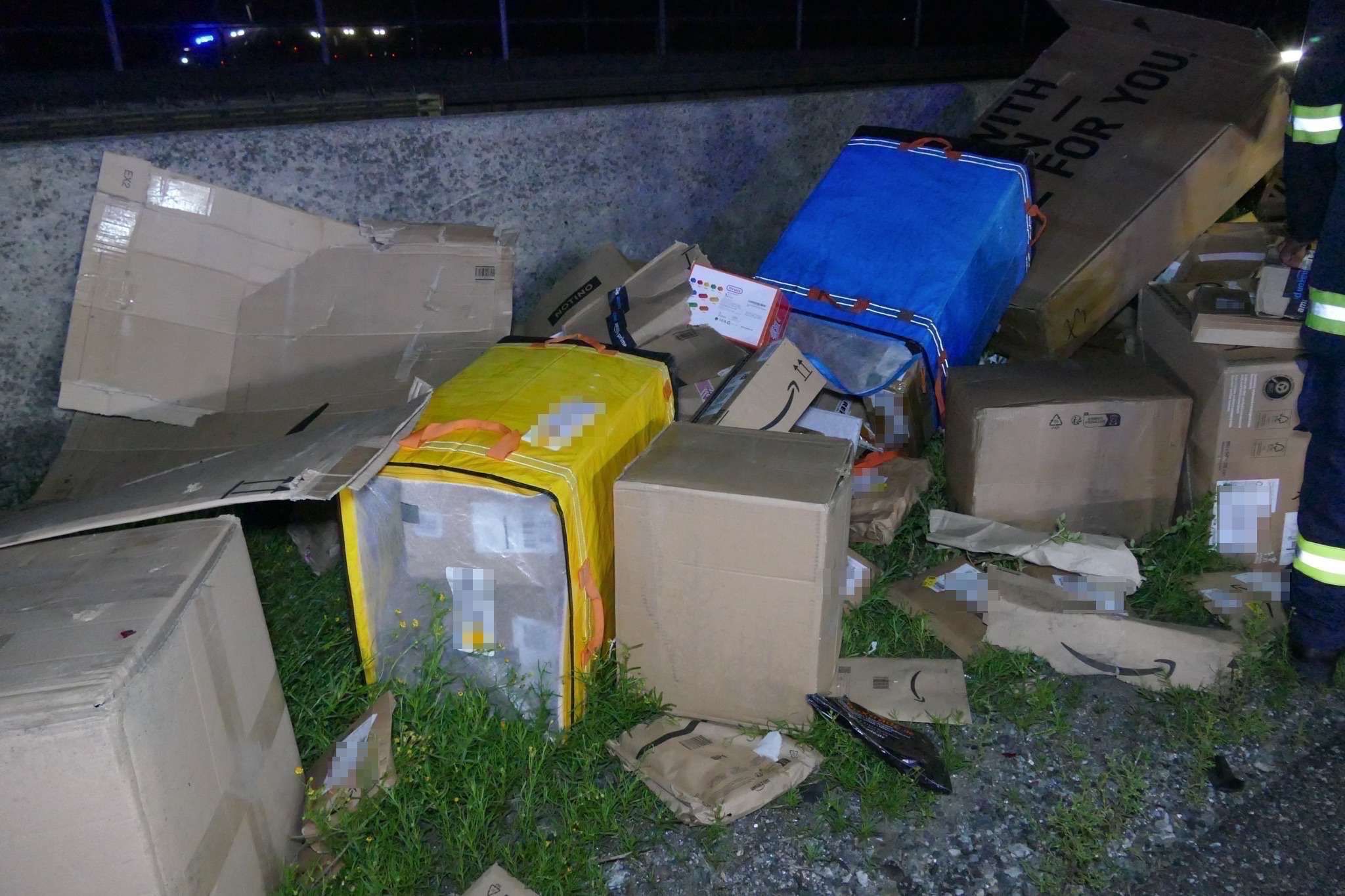 Die A1 musste wegen den Paketen gesperrt werden.