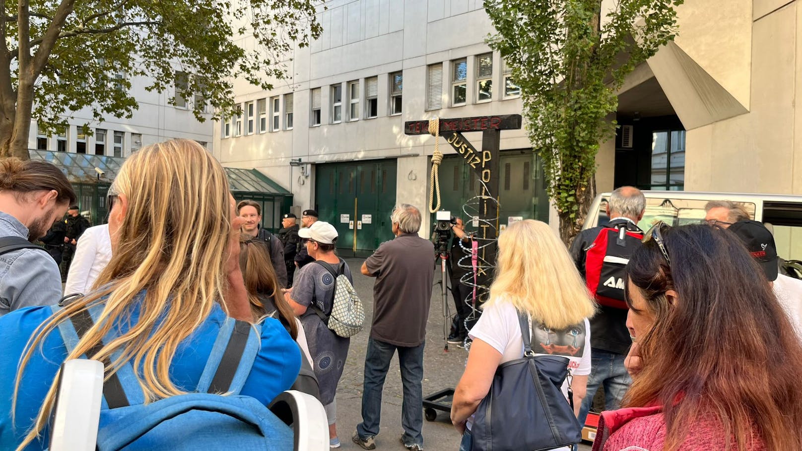 Obwohl der Eingang in der Wickenburggasse wegen Baumaßnahmen gesperrt ist, haben dort bereits erste Demonstranten dort Stellung bezogen – mit einem Galgen!