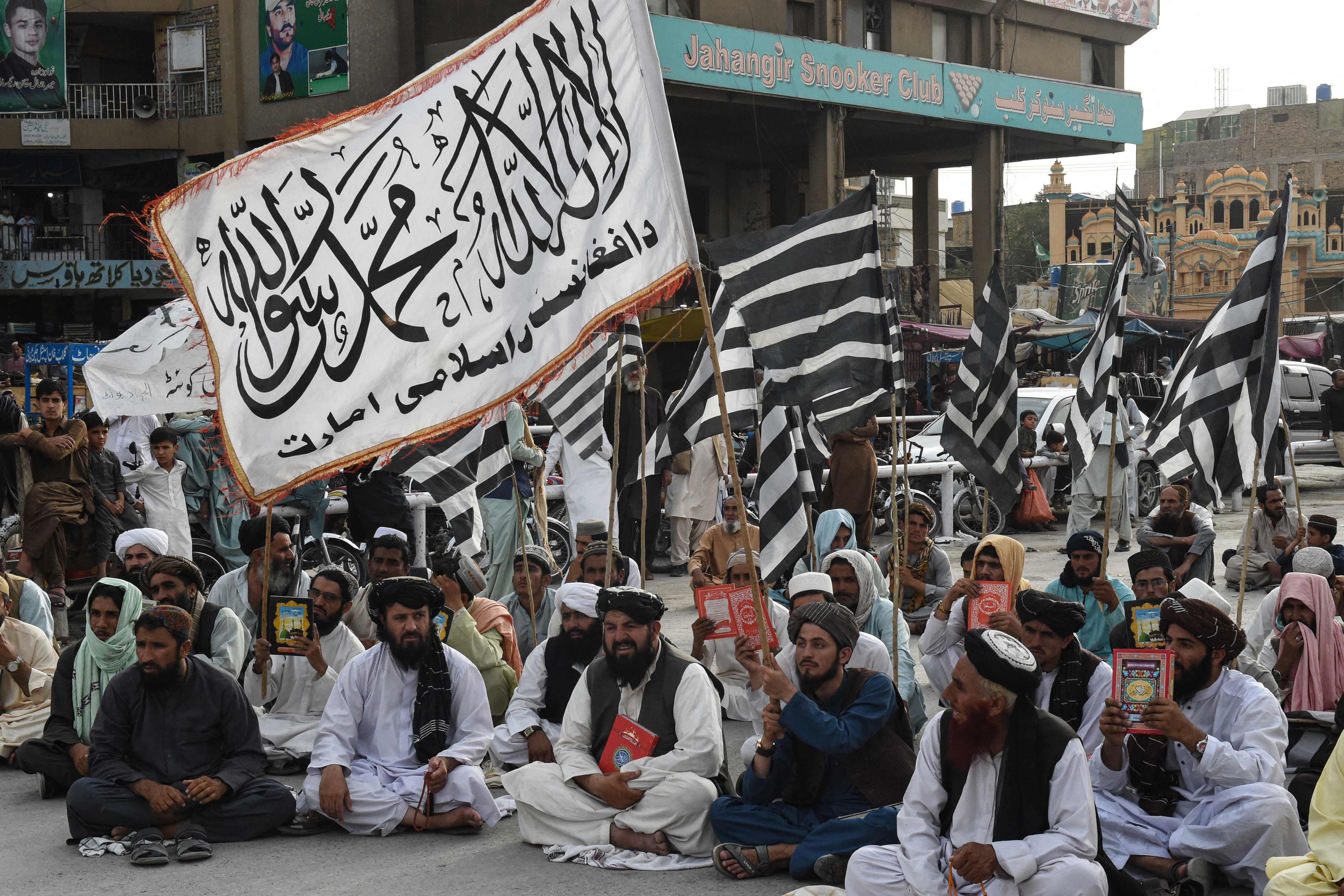 In einem Hinterzimmer im Bezirk Linz-Land sollen die Verdächtigen einen Gebetsraum eingerichtet haben. Dabei war laut Staatsanwaltschaft auch eine Taliban-Flagge (Symbolfoto) gehisst.