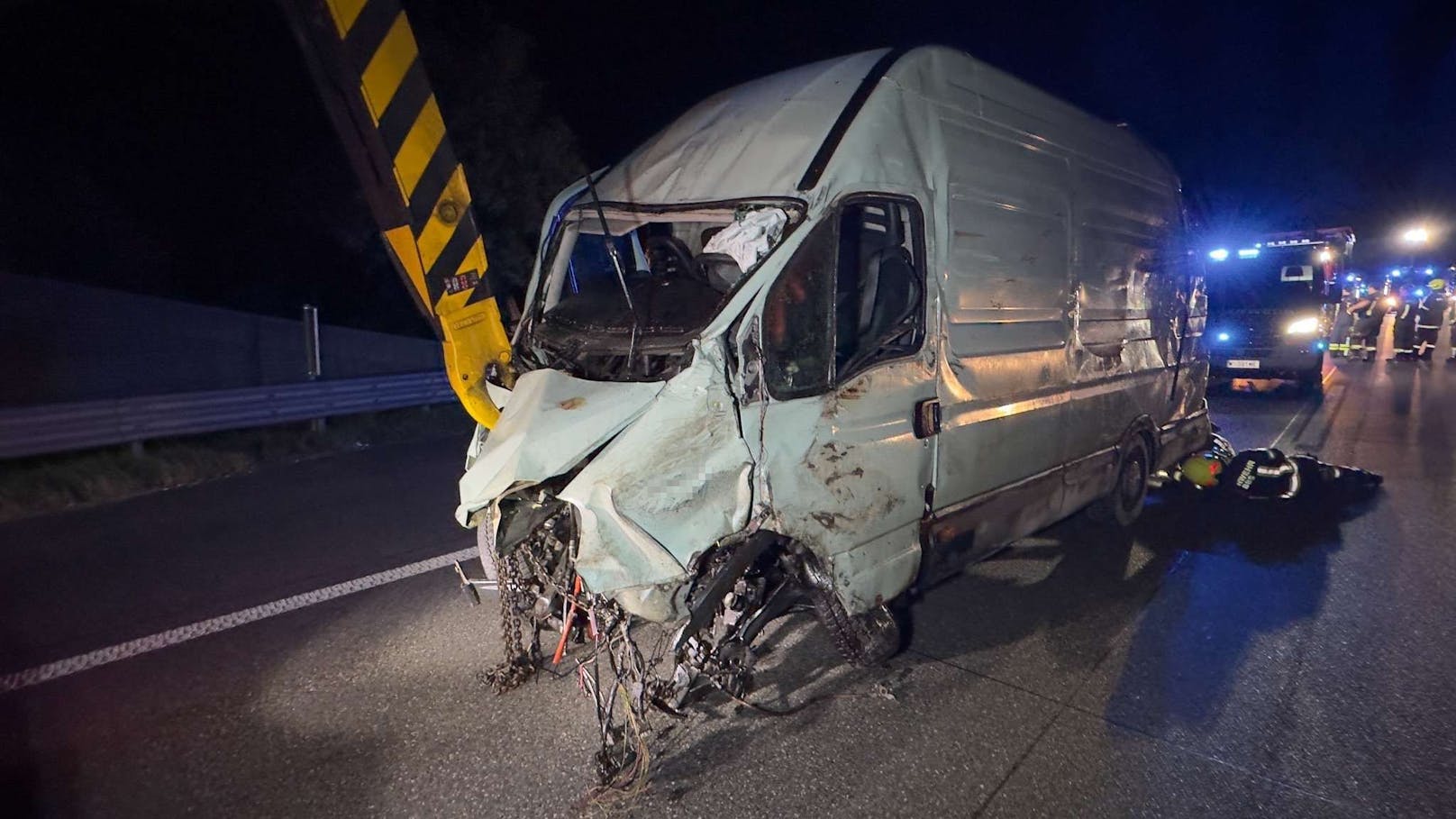 Ein Transporter und ein Lkw krachten zusammen.