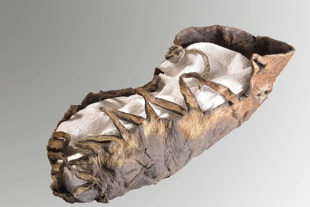 Aufgrund seiner Machart wird vermutet, dass der Schuh im 2. Jahrhundert vor Christus gefertigt wurde.