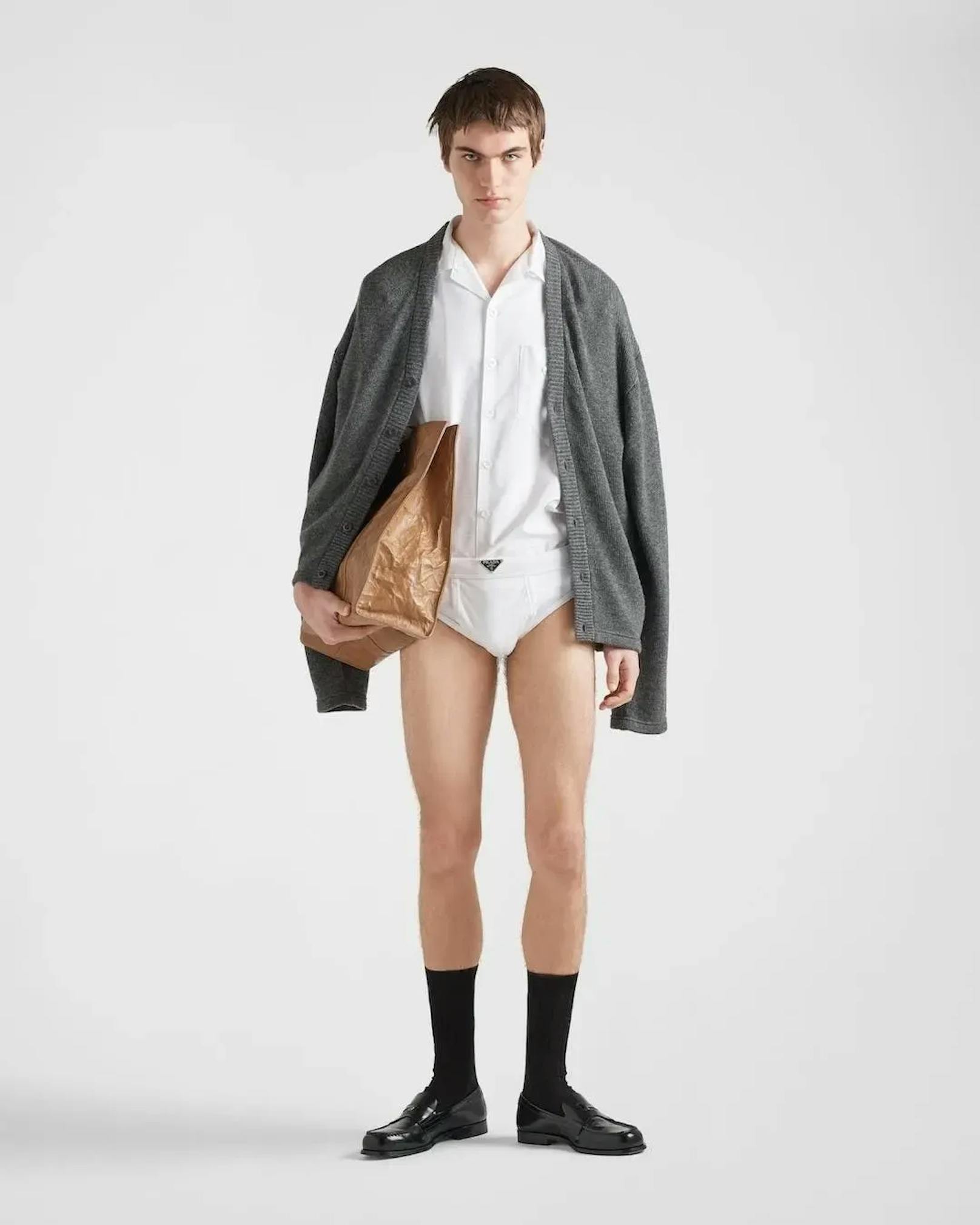 Auf der Website präsentiert Prada für Herbst und Winter 2023 drei Unterhosenmodelle für Männer, die jeweils ohne Hose gestylt werden.