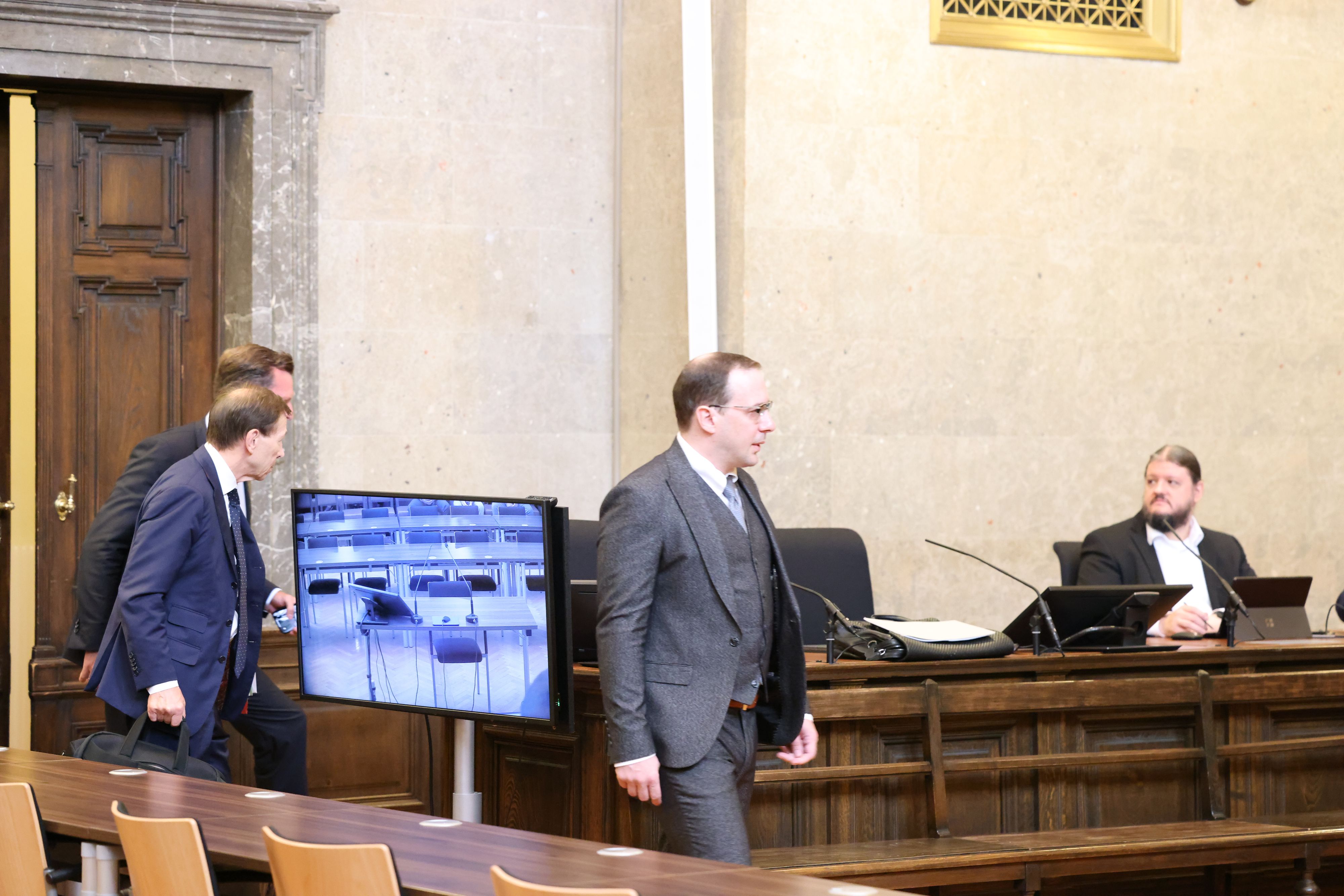 Florian Teichtmeister (m.) vor Gericht in Wien.