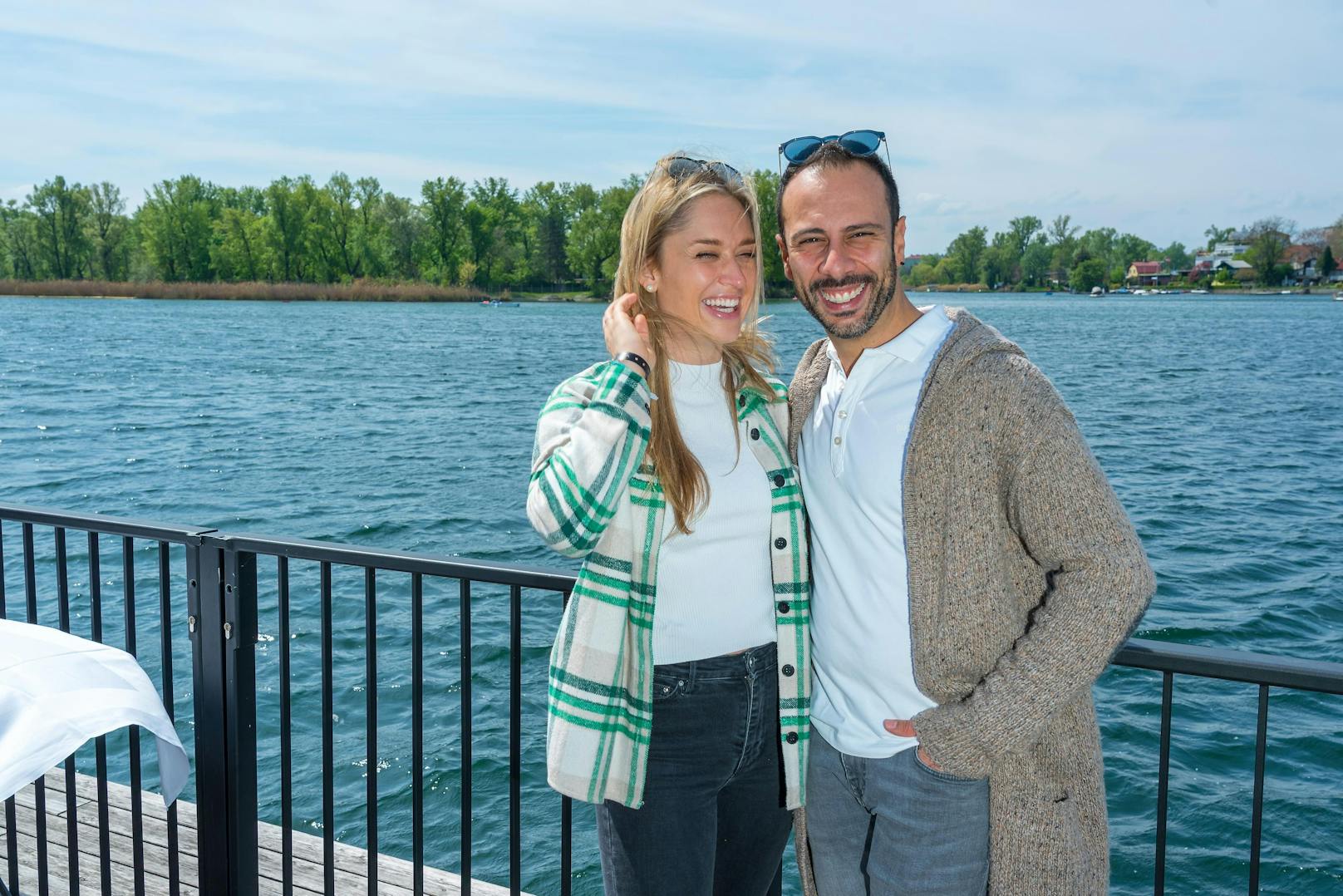 "Es war ja eigentlich kein so großes Geheimnis", lacht Rennfahrerin Corinna Kamper (29) über die nun auch offizielle Beziehung zu ihrem ehemaligen "Dancing Stars"- Partner Danilo Campisi (35).
