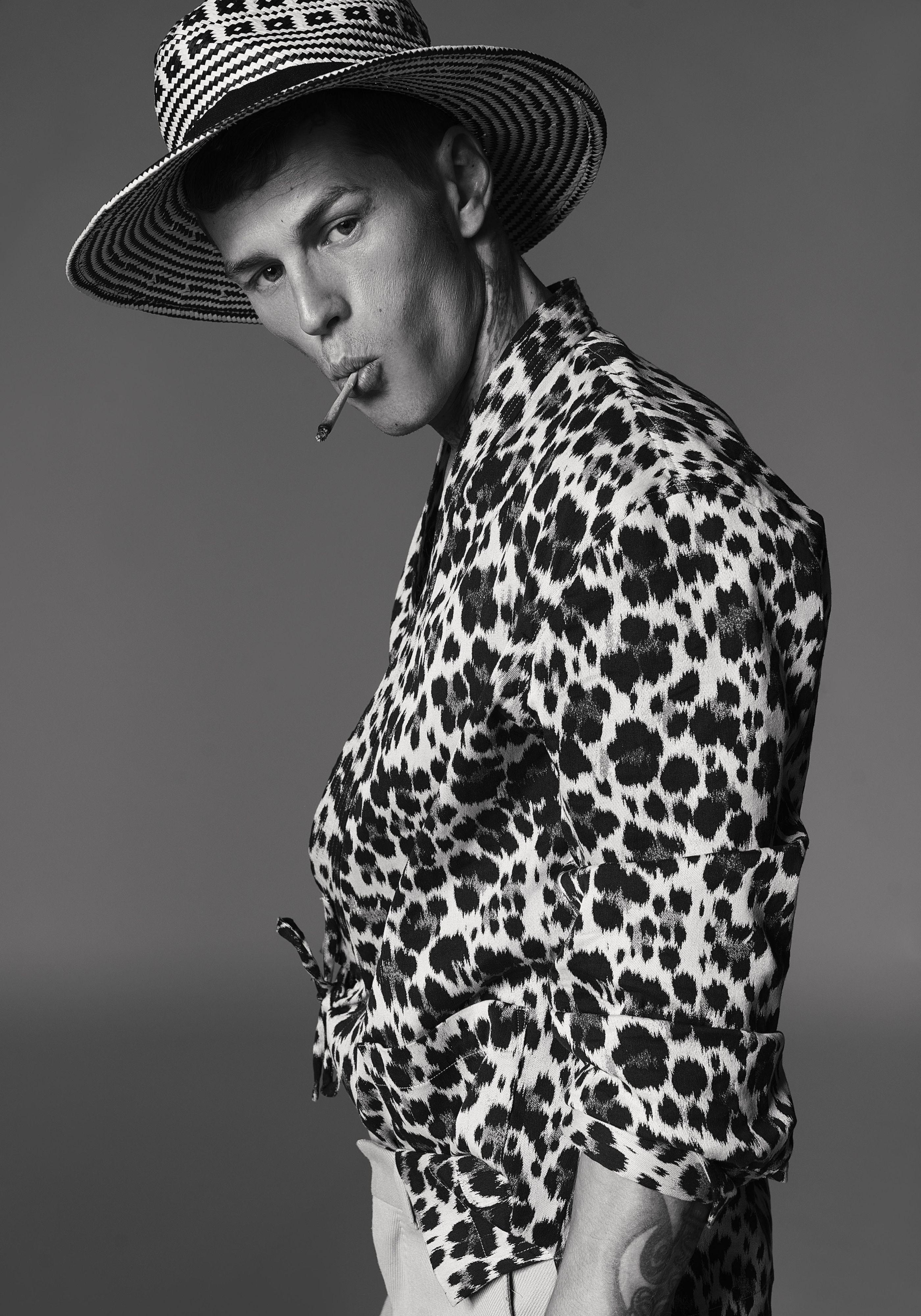 Theuerkorn wechselt den Laufsteg gegen das Gesangsmikro ein.