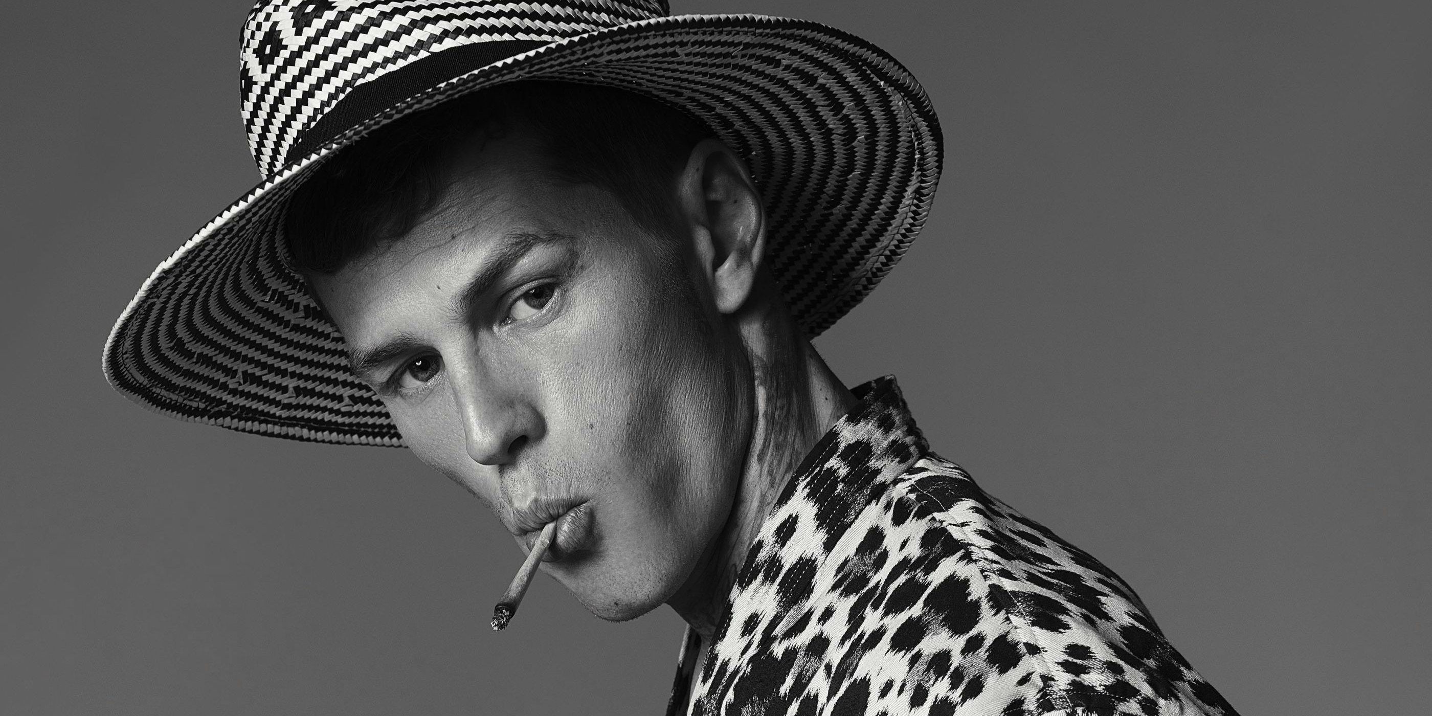 Theuerkorn wechselt die Modebranche gegen das Gesangsmikro ein.