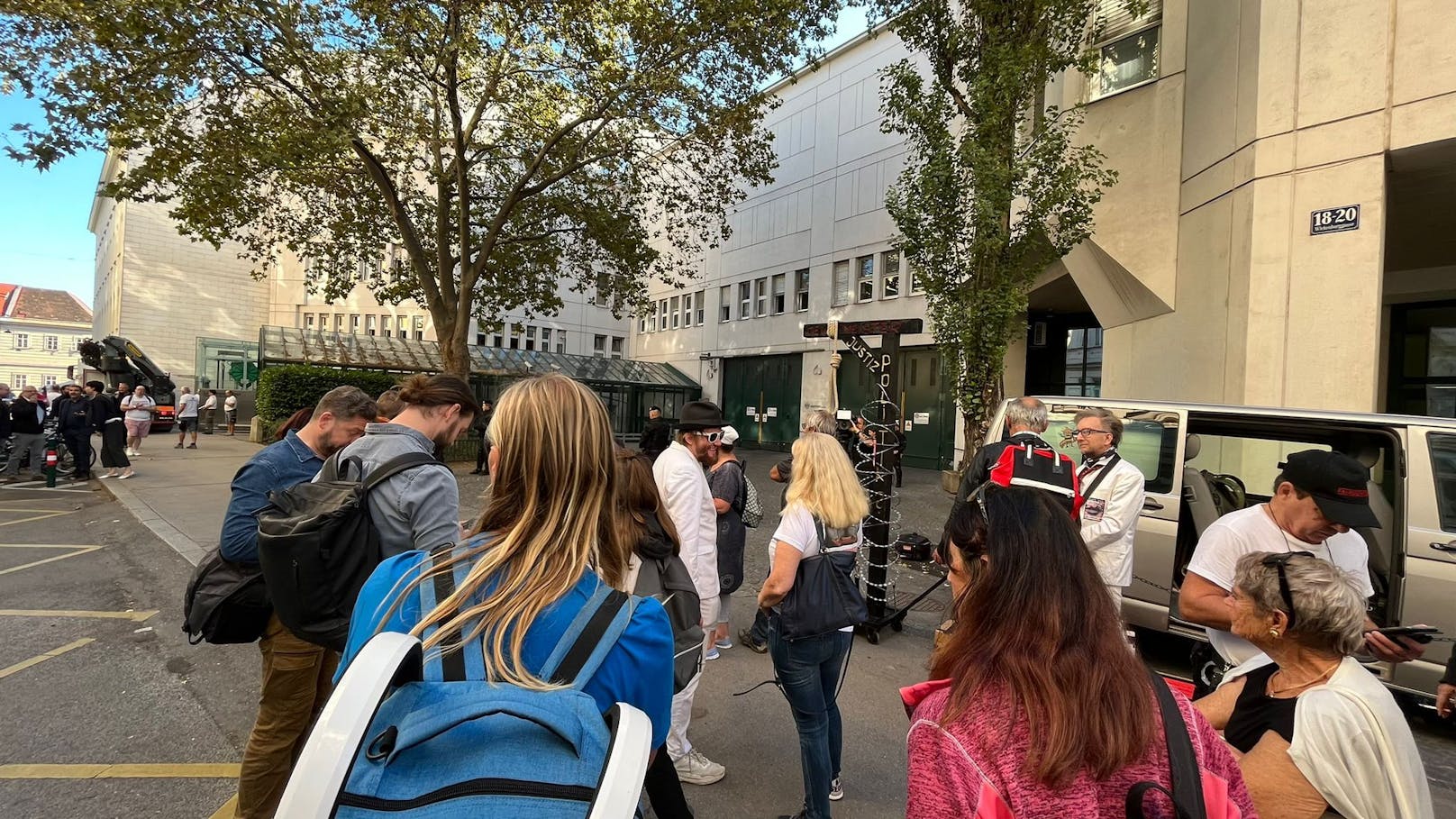 Obwohl der Eingang in der Wickenburggasse wegen Baumaßnahmen gesperrt ist, haben dort bereits erste Demonstranten dort Stellung bezogen – mit einem Galgen!