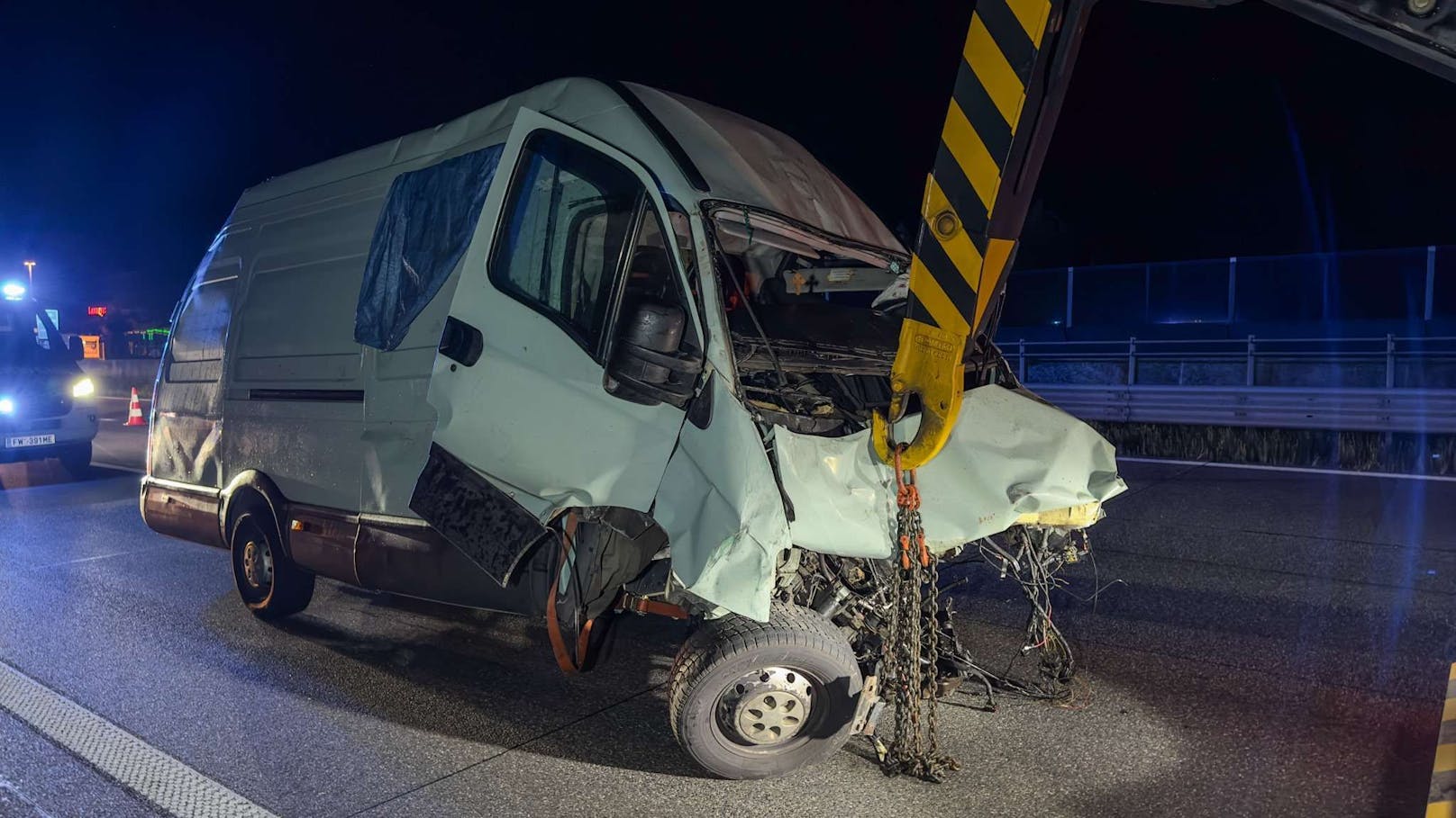 Zwei Personen aus dem Transporter wurden verletzt.