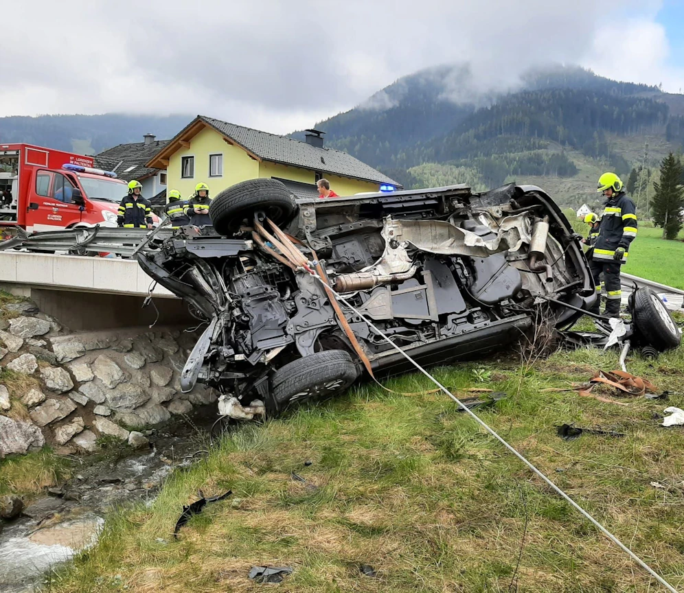 Ein Kärntner soll nach der Tötung seiner Ex-Freundin mit dem Auto in einen Brückenpfeiler gefahren sein.