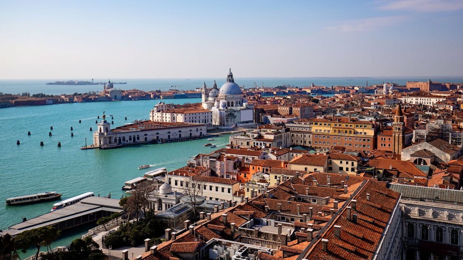 Weil Venedig schon lange unter Overtourism leidet, sucht die Stadt schon lange nach Möglichkeiten, die Besucherzahlen zu drosseln. 