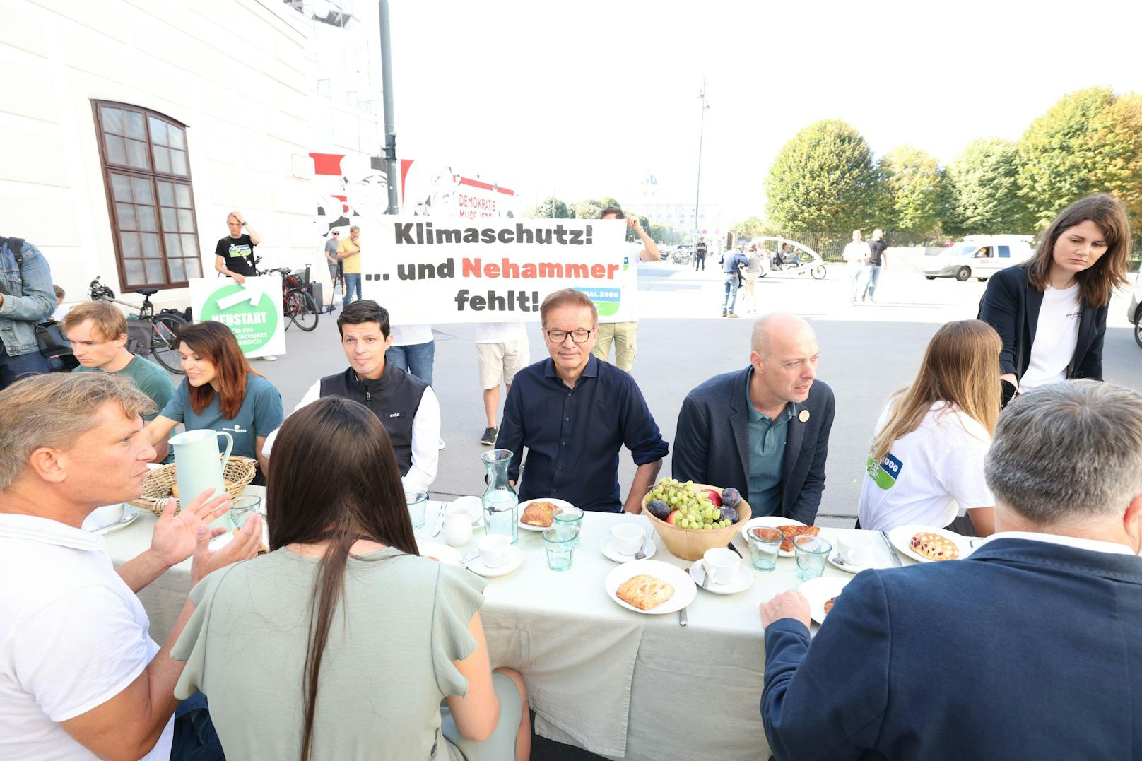 Rudi Anschober war Teil des Protestfrühstücks vor dem Kanzleramt. 